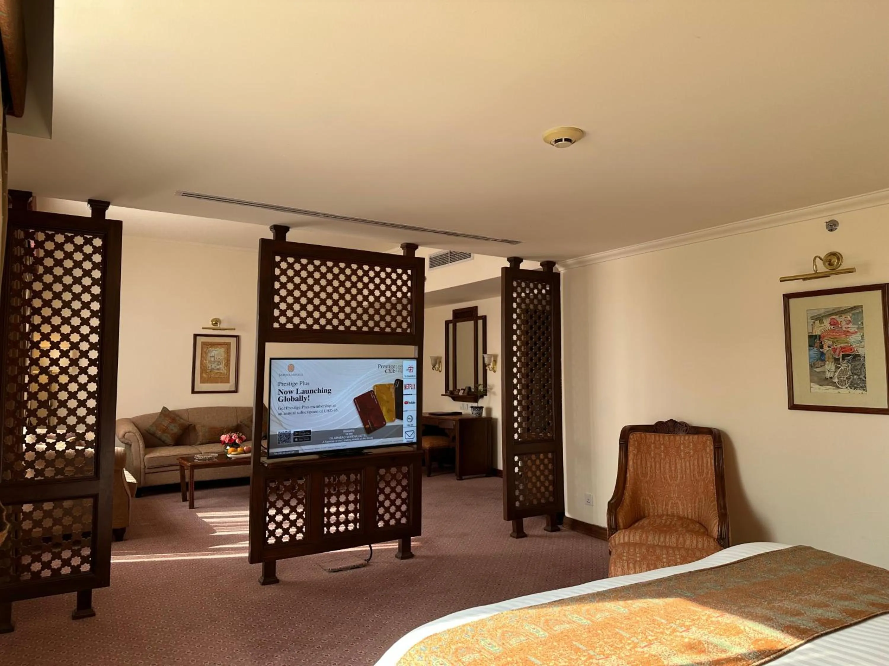 TV and multimedia, Bed in Islamabad Serena Hotel