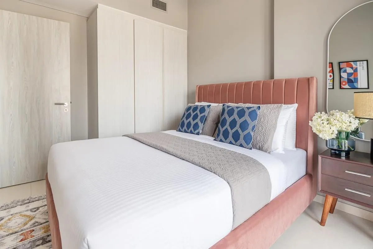 Bed in Frank Porter - Zada Tower