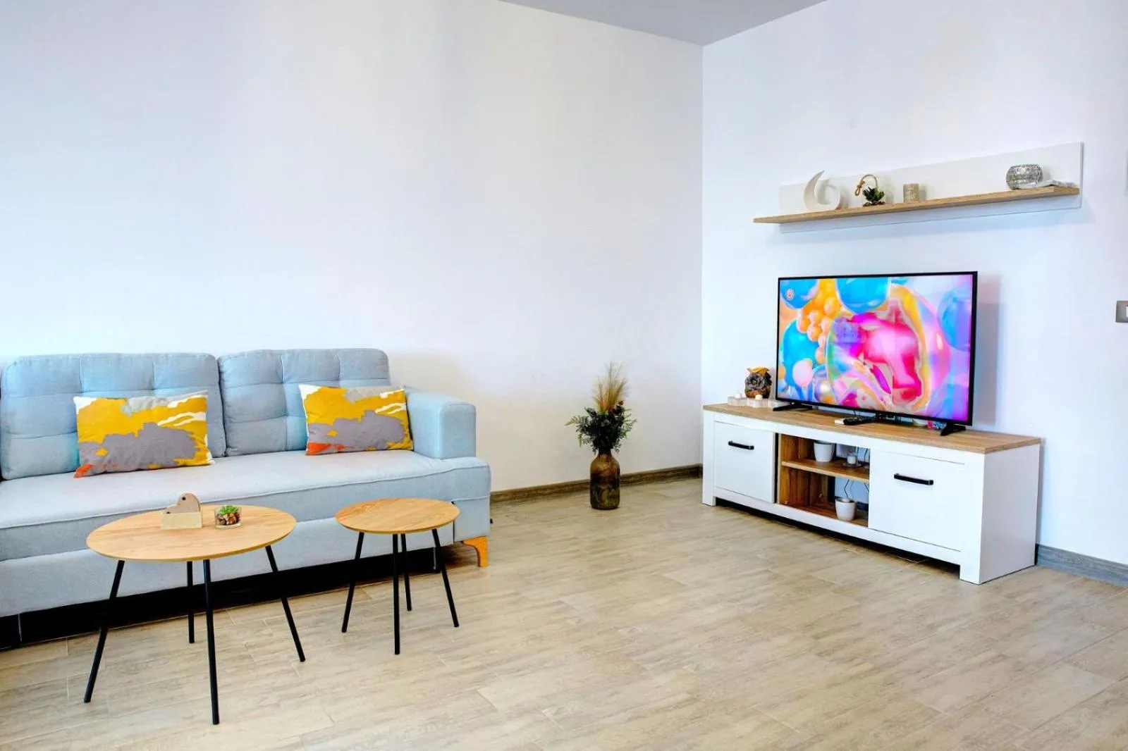 TV and multimedia in Aparthotel Ella Mamaia