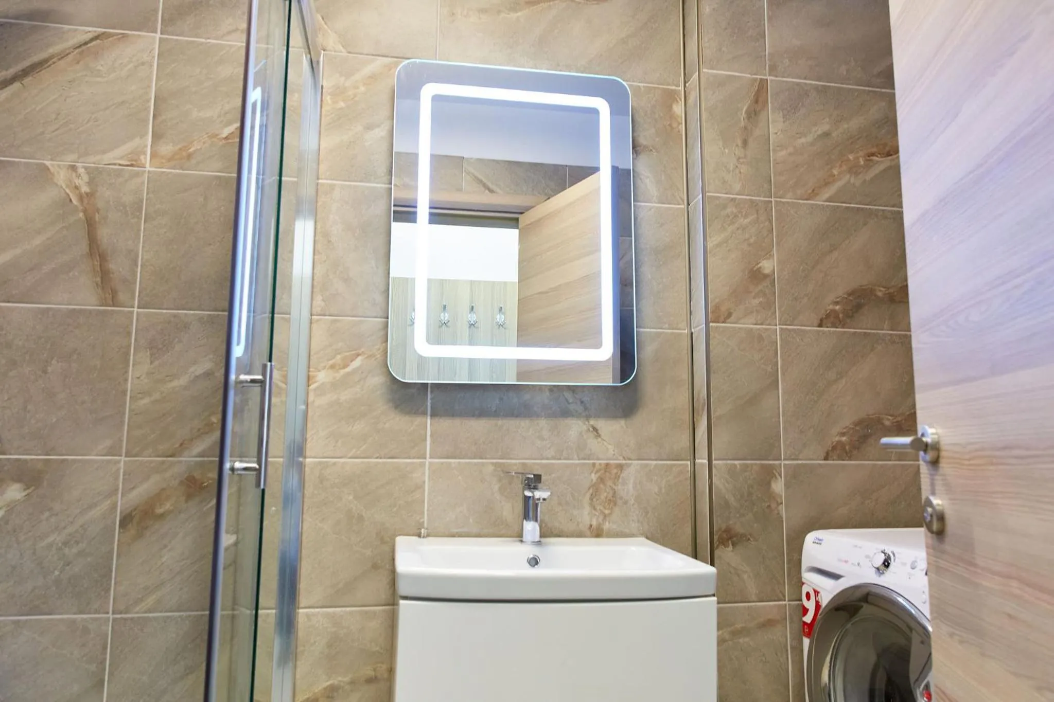 Shower in Aparthotel Ella Mamaia