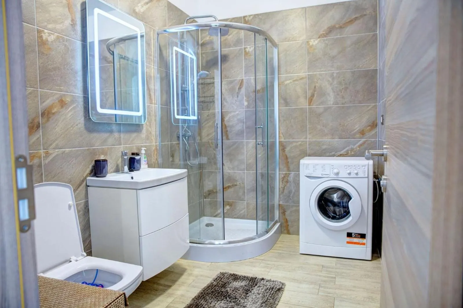 Shower in Aparthotel Ella Mamaia