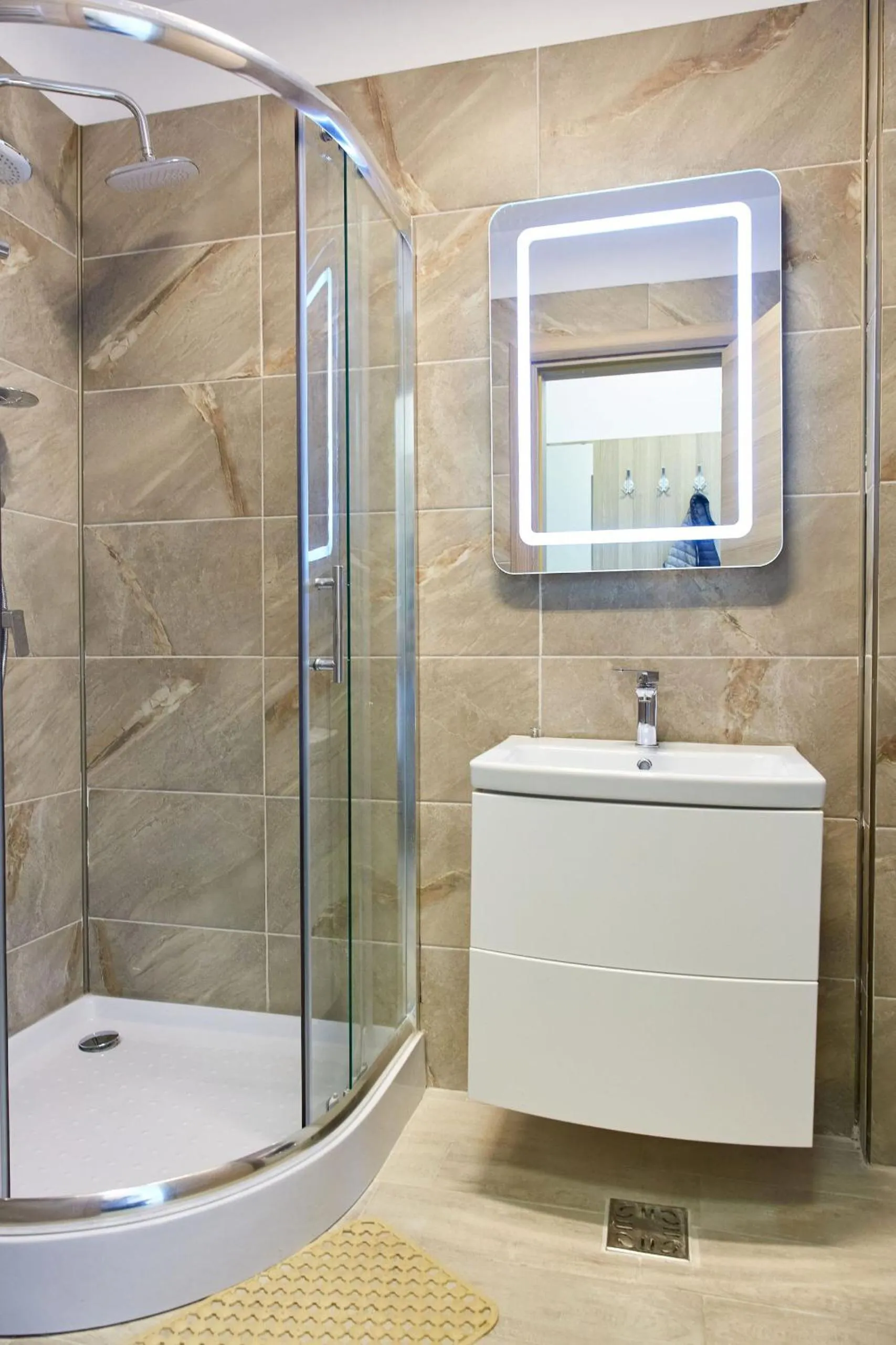 Shower in Aparthotel Ella Mamaia