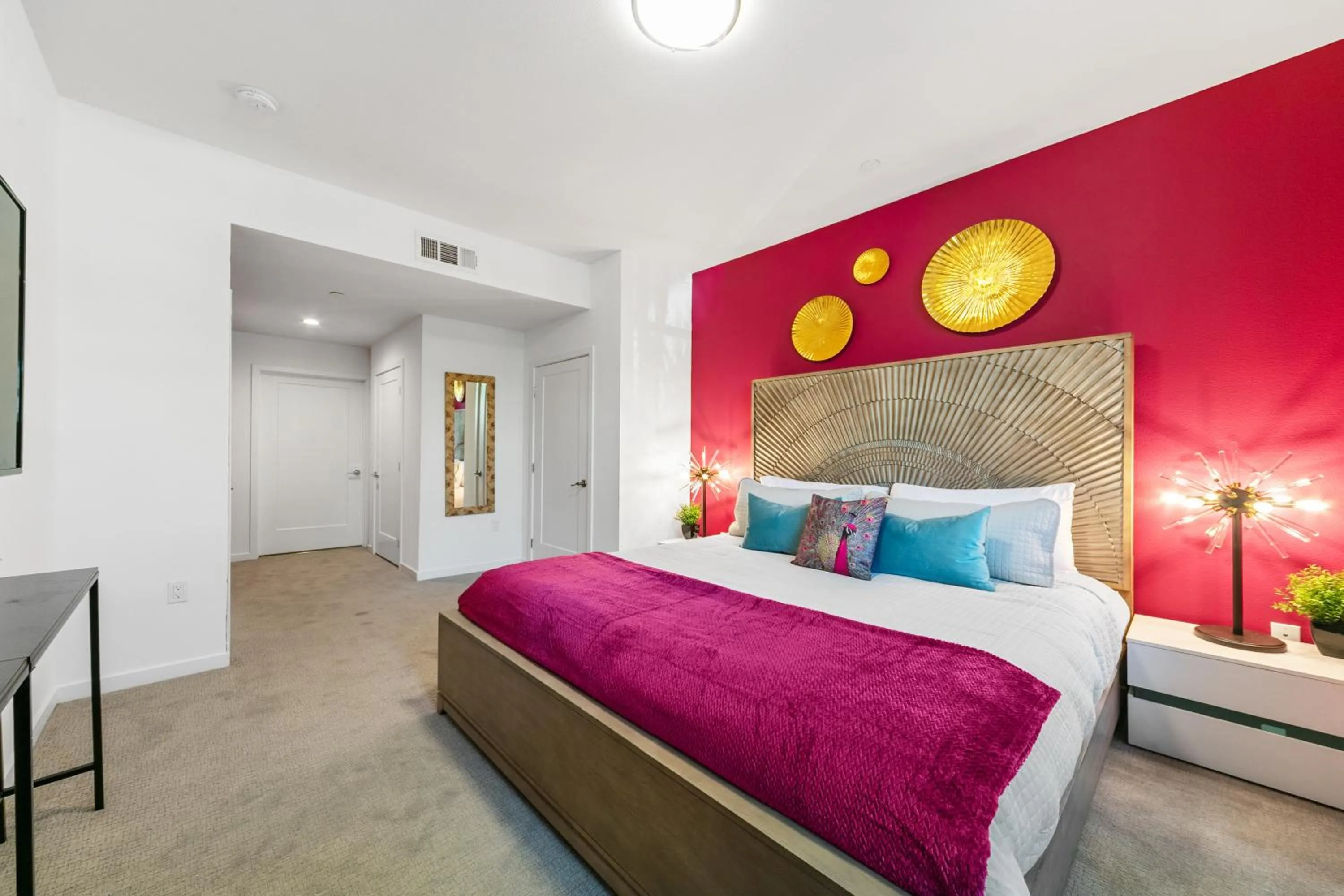 Bed in Fairfax District Chic City Oasis 2 BR Apt with Den 136