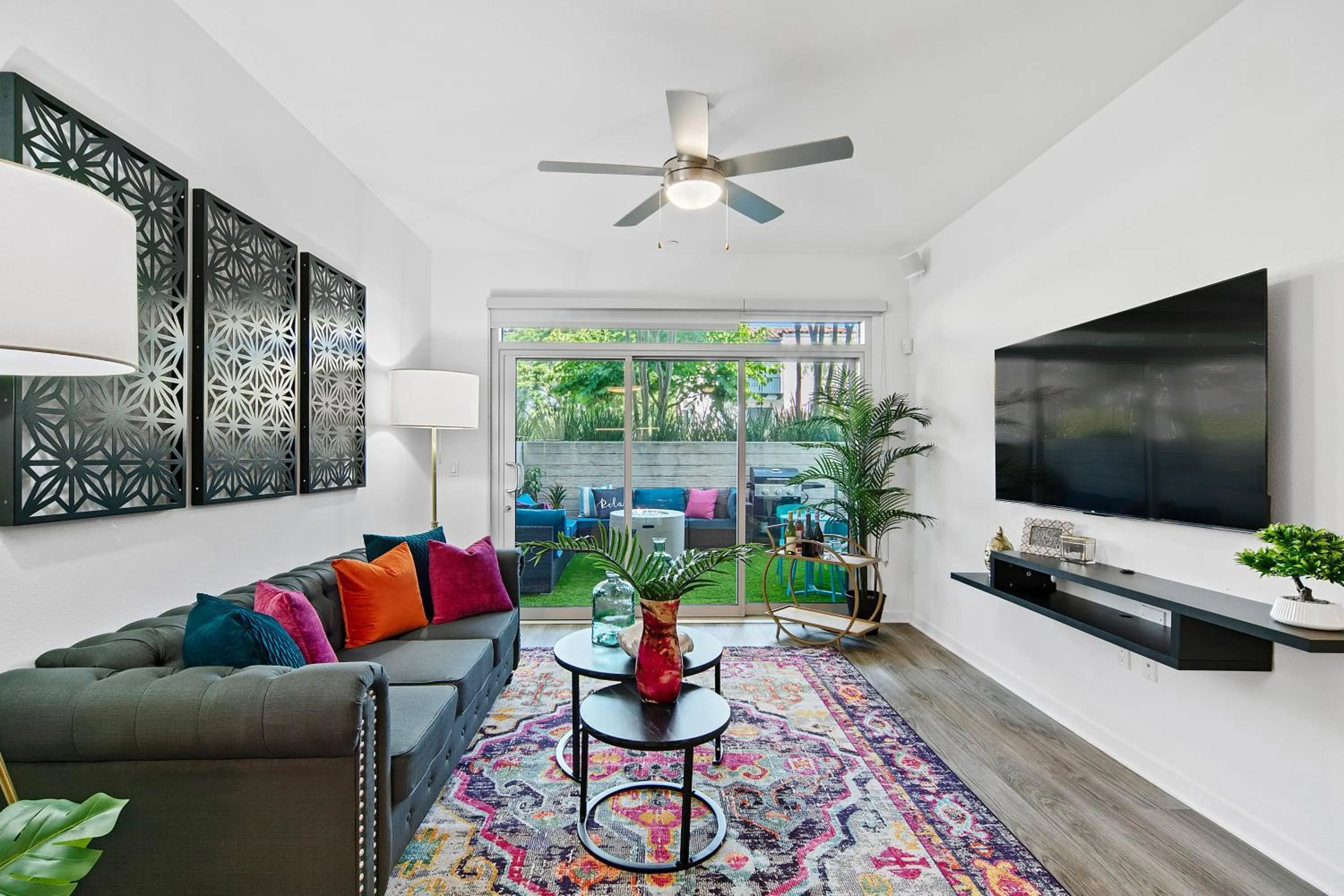 Fairfax District Chic City Oasis 2 BR Apt with Den 136