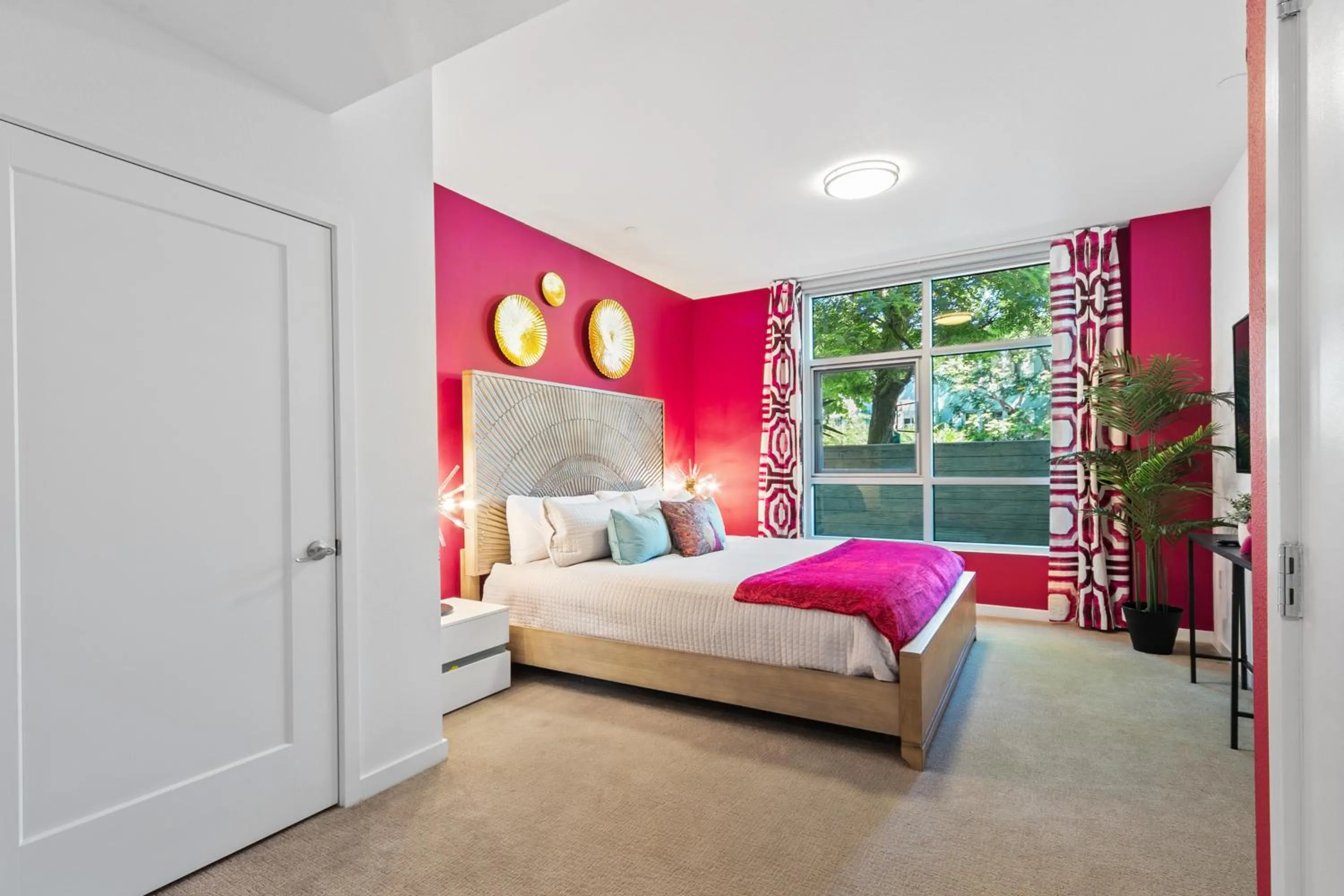 Bed in Fairfax District Chic City Oasis 2 BR Apt with Den 136