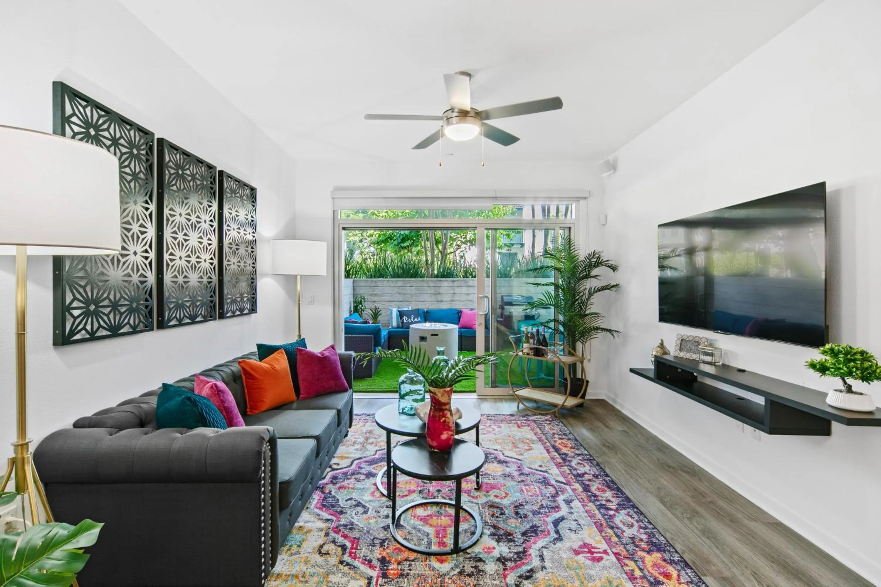 Fairfax District Chic City Oasis 2 BR Apt with Den 136