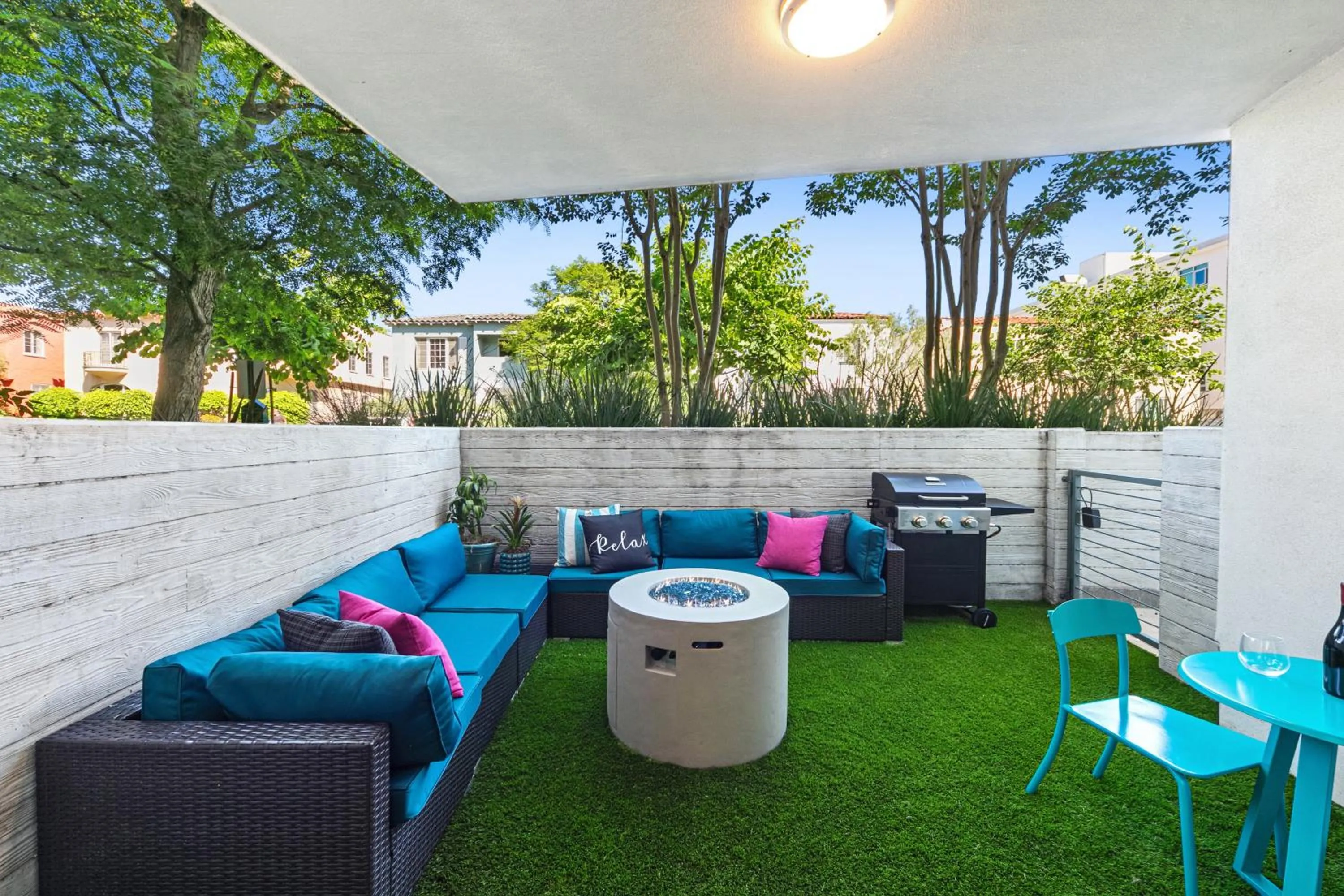 Fairfax District Chic City Oasis 2 BR Apt with Den 136
