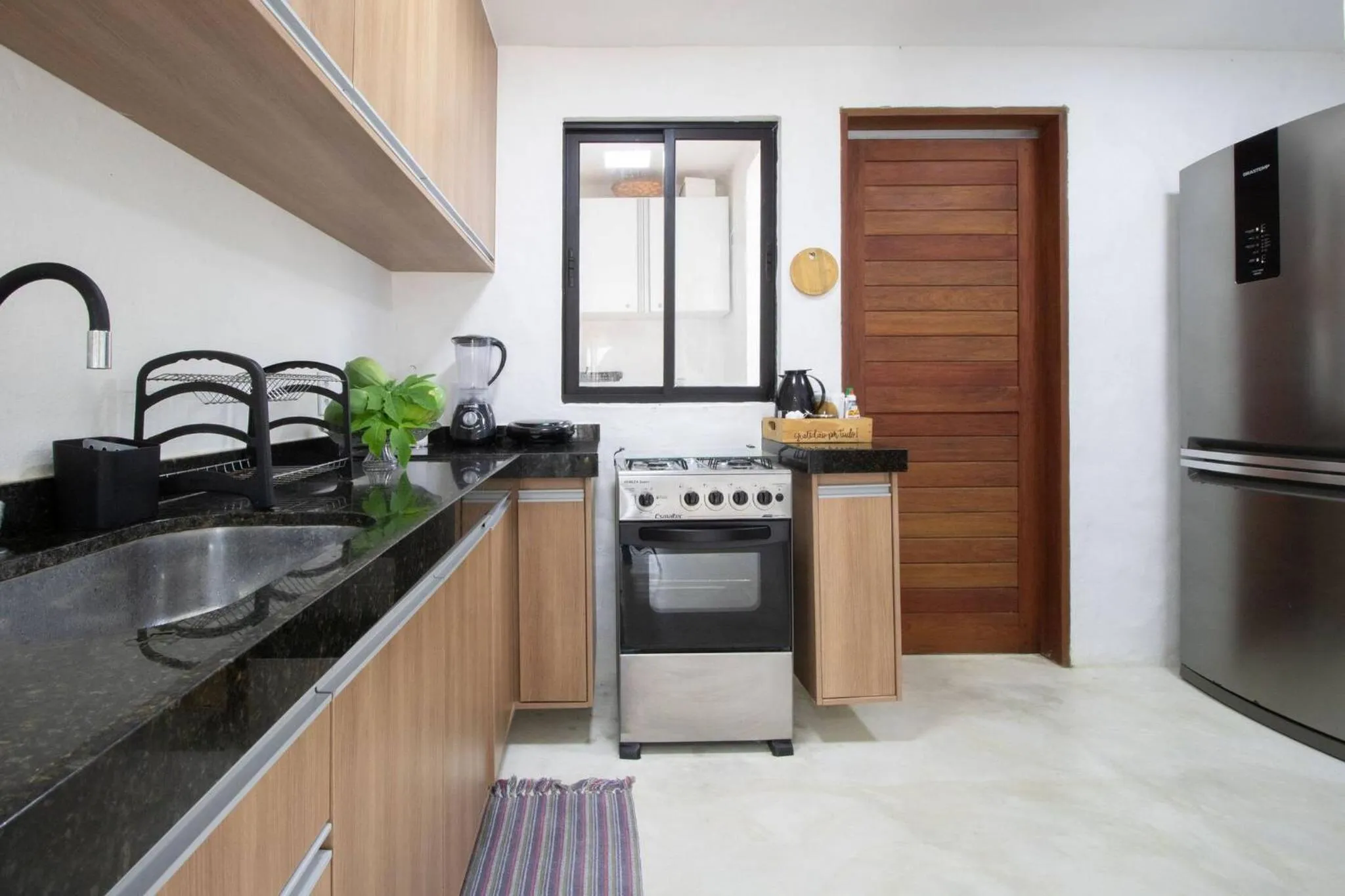 Kitchen or kitchenette in Casa Milagres 03 suítes - a 300m da Praia