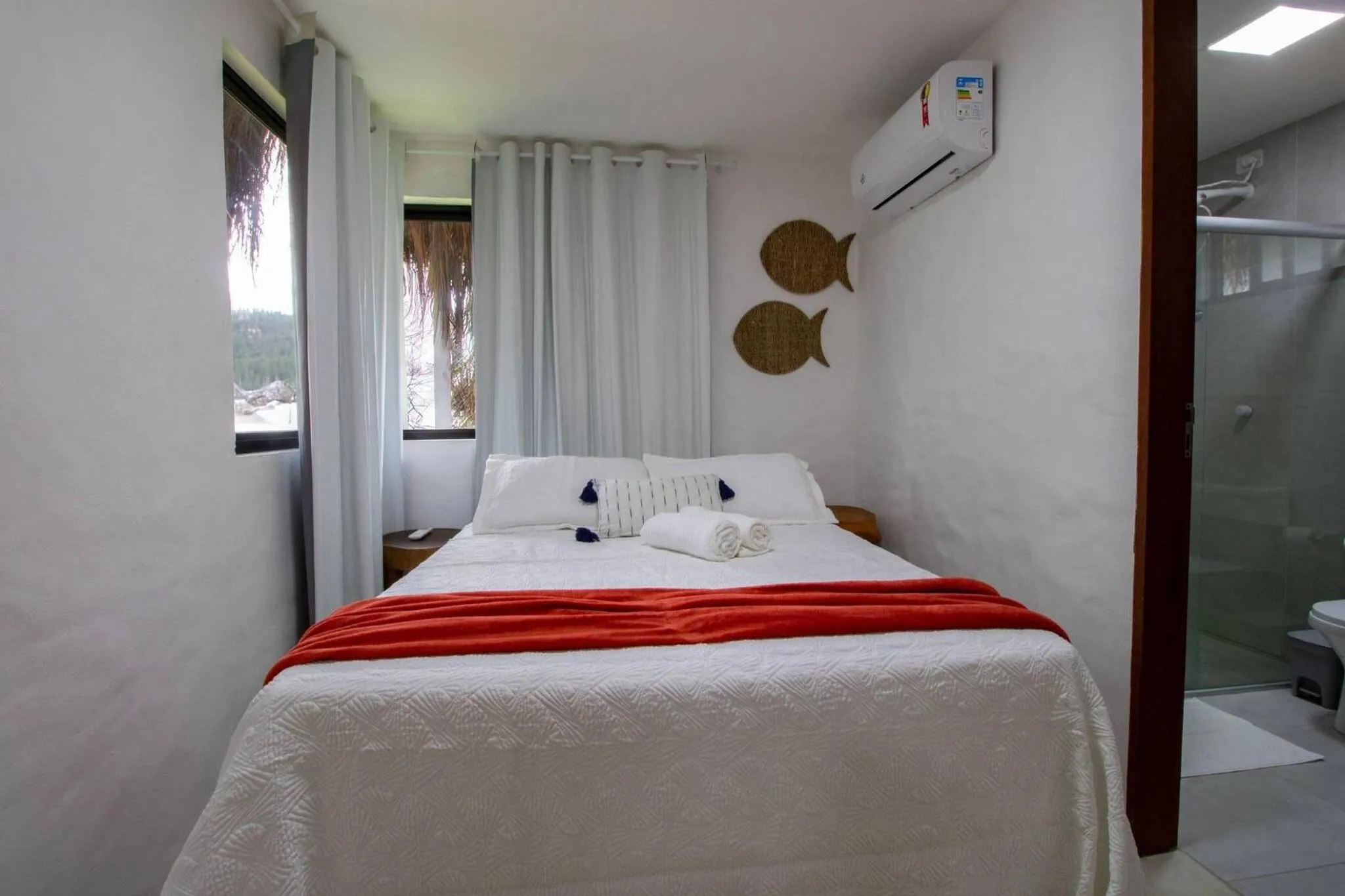 Bathroom, Bed in Casa Milagres 03 suítes - a 300m da Praia