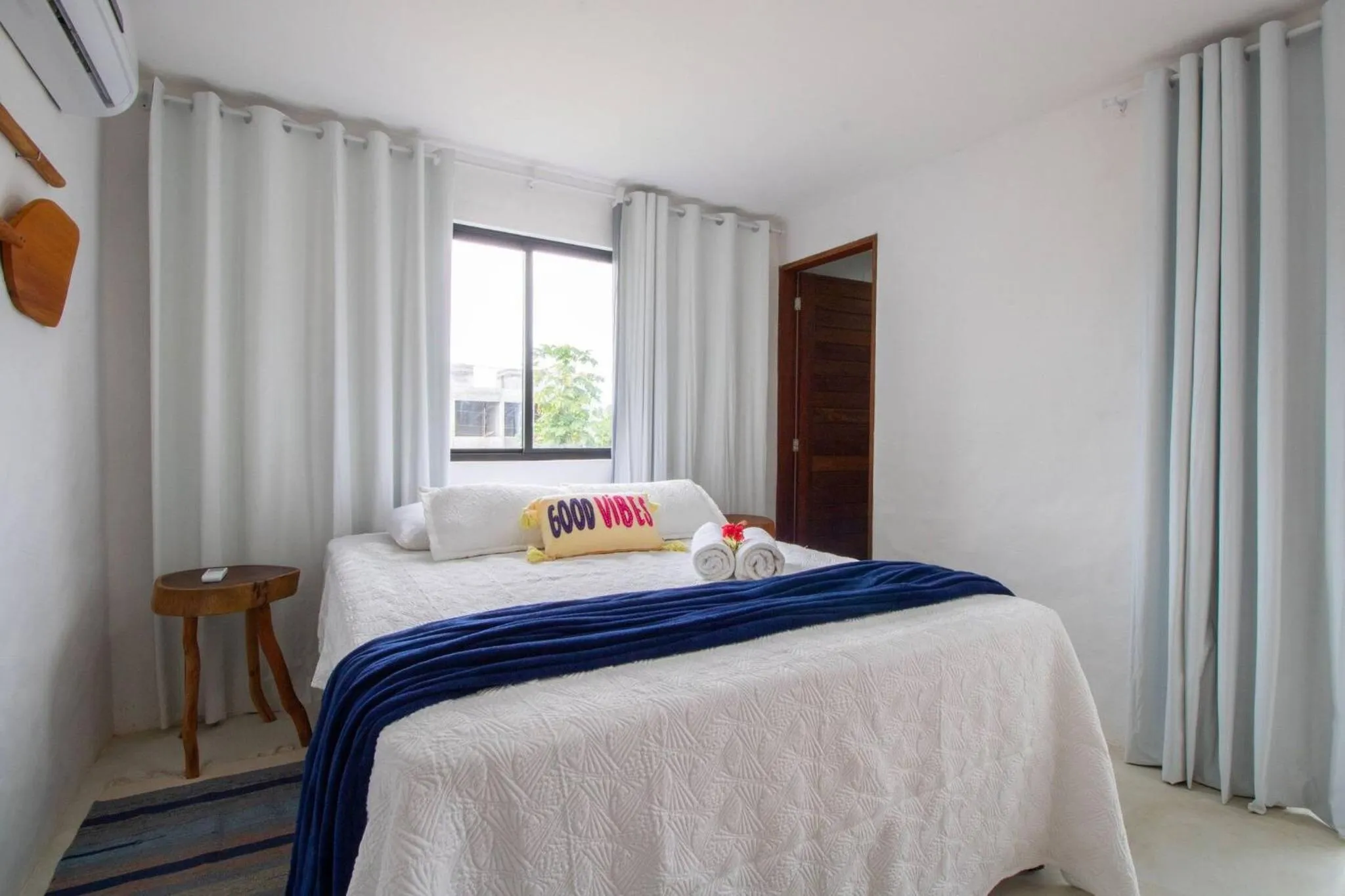 Bathroom, Bed in Casa Milagres 03 suítes - a 300m da Praia