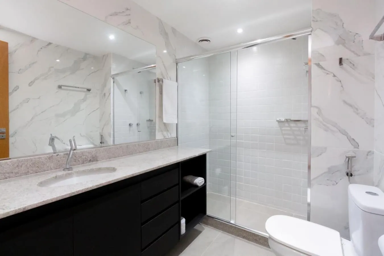 Bathroom in 360 Rio Santos Dumont