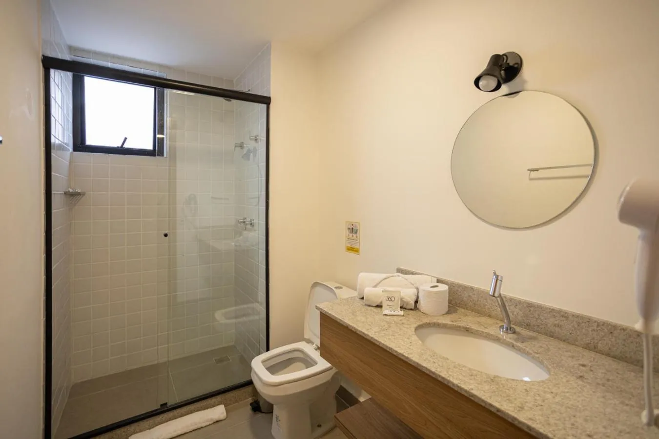 Shower in 360 Rio Santos Dumont