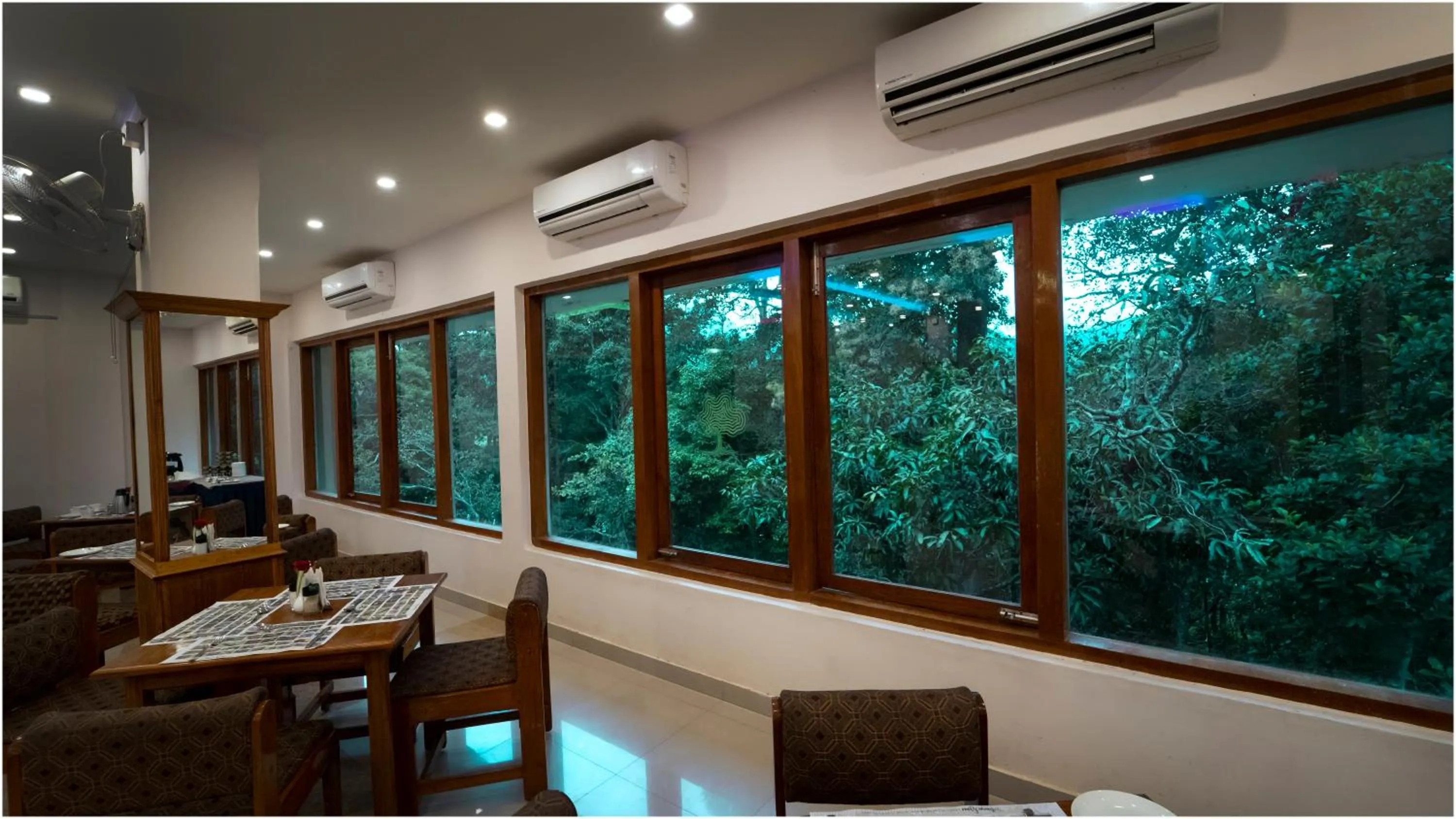 Restaurant/places to eat in KTDC Aranya Nivas