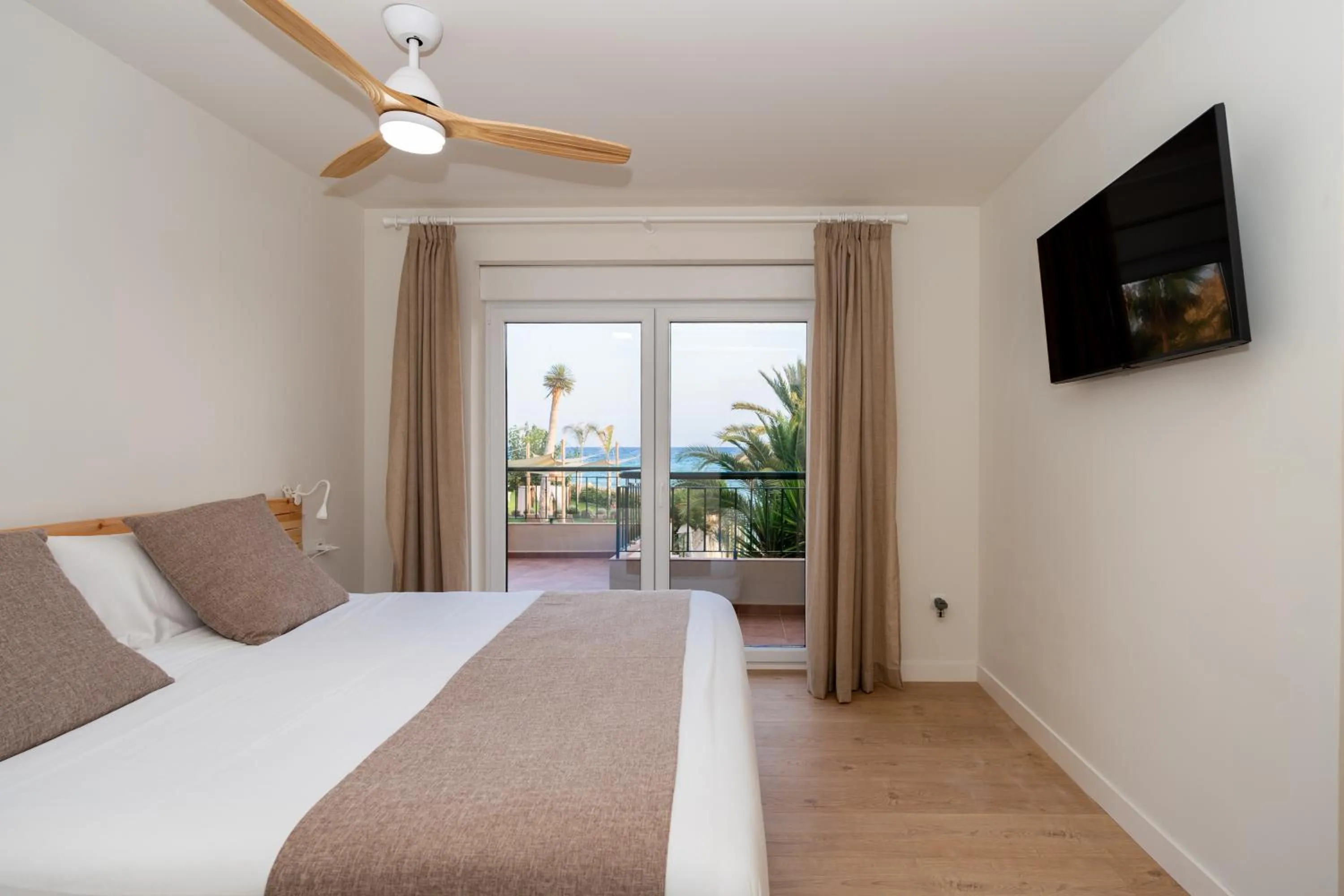 Bedroom, Bed in Paradisun Villajoyosa - Adults Only Recommended