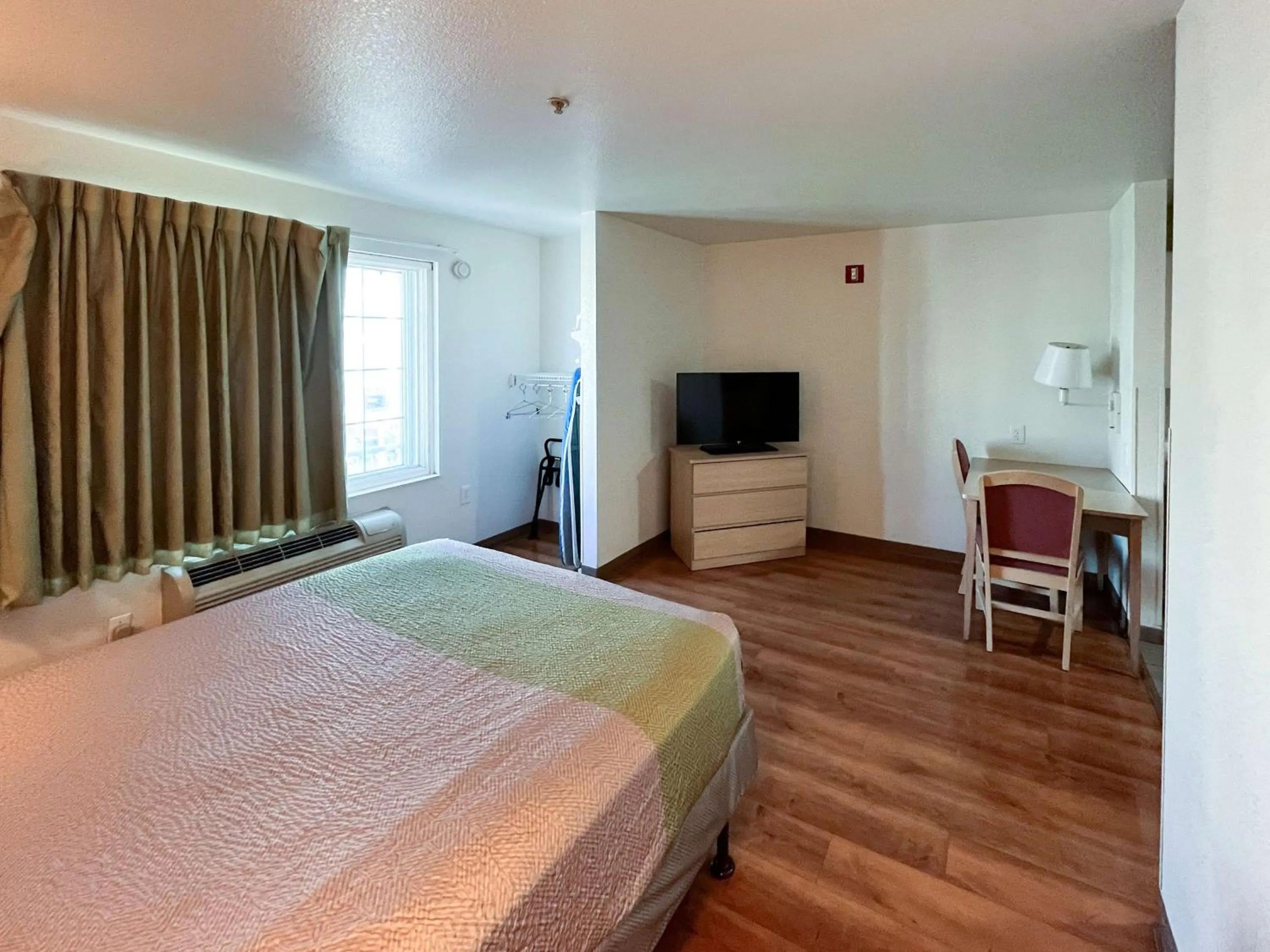 Bedroom, Bed in Studio 6 Belmont, CA San Francisco Redwood