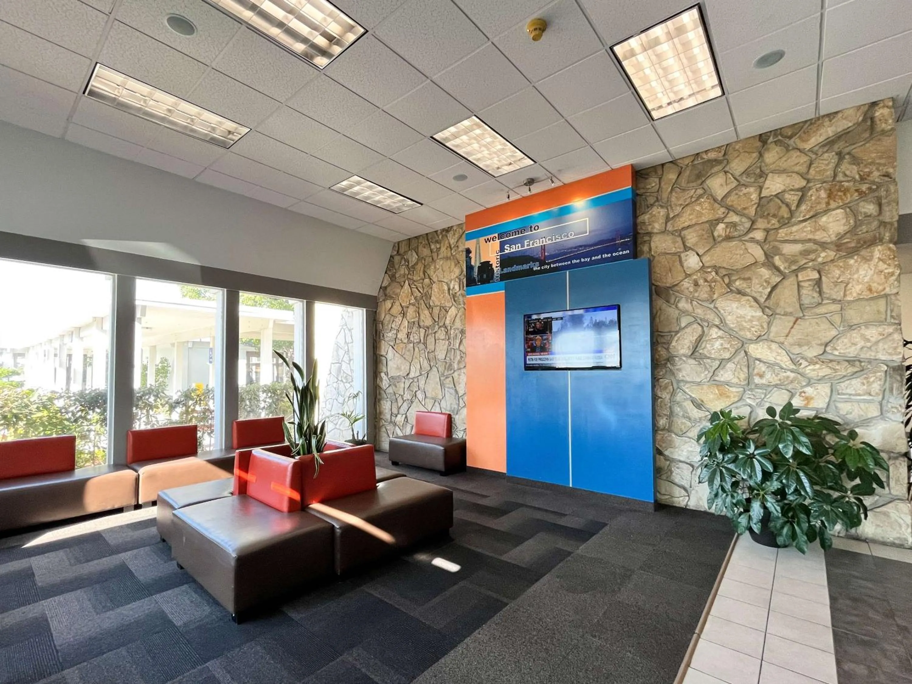 Lobby or reception in Studio 6 Belmont, CA San Francisco Redwood