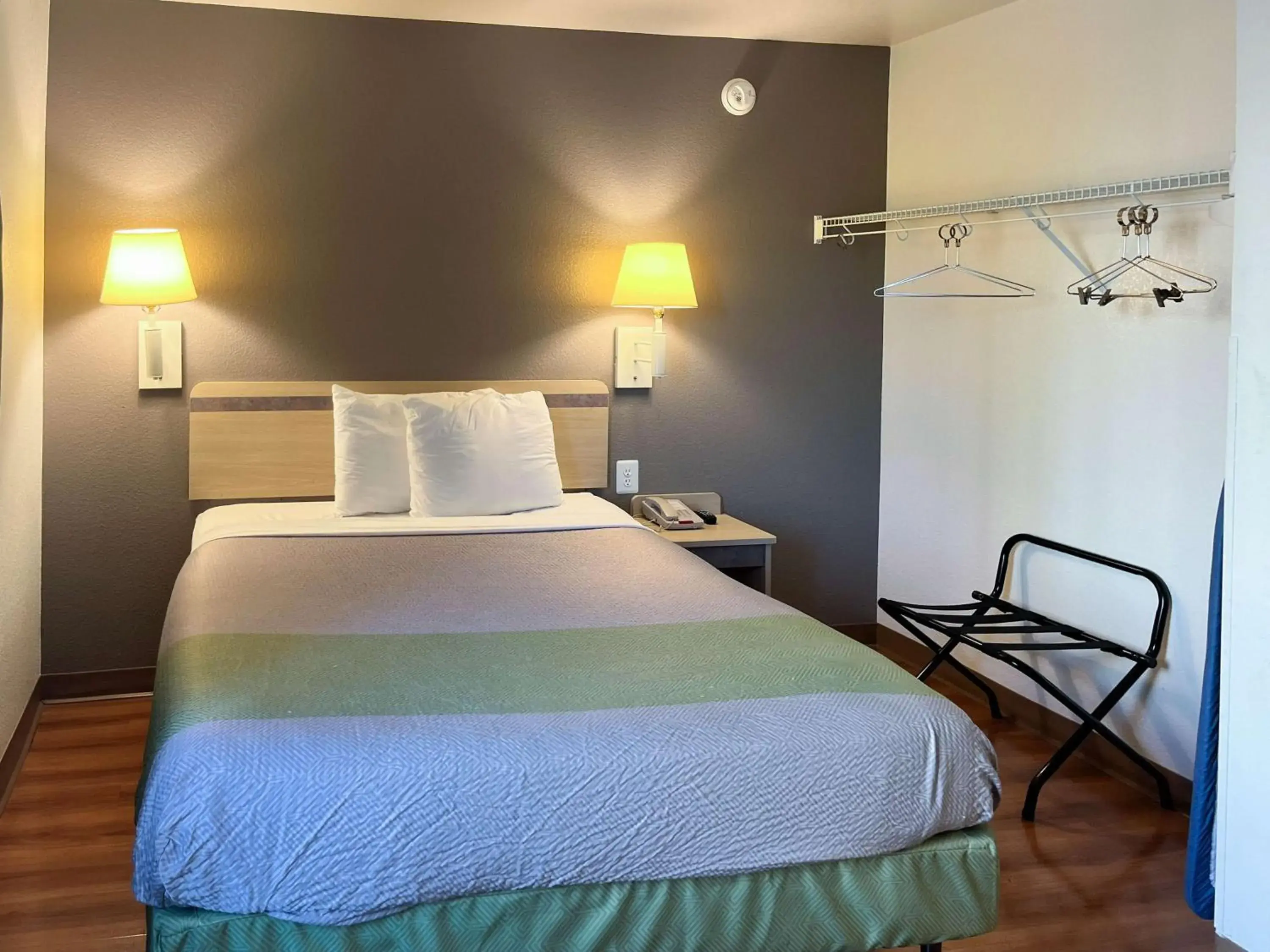 Queen Room - single occupancy - Non-Smoking in Studio 6 Belmont, CA San Francisco Redwood Queen Room - single occupancy - Non-Smoking in Studio 6 Belmont, CA San Francisco Redwood