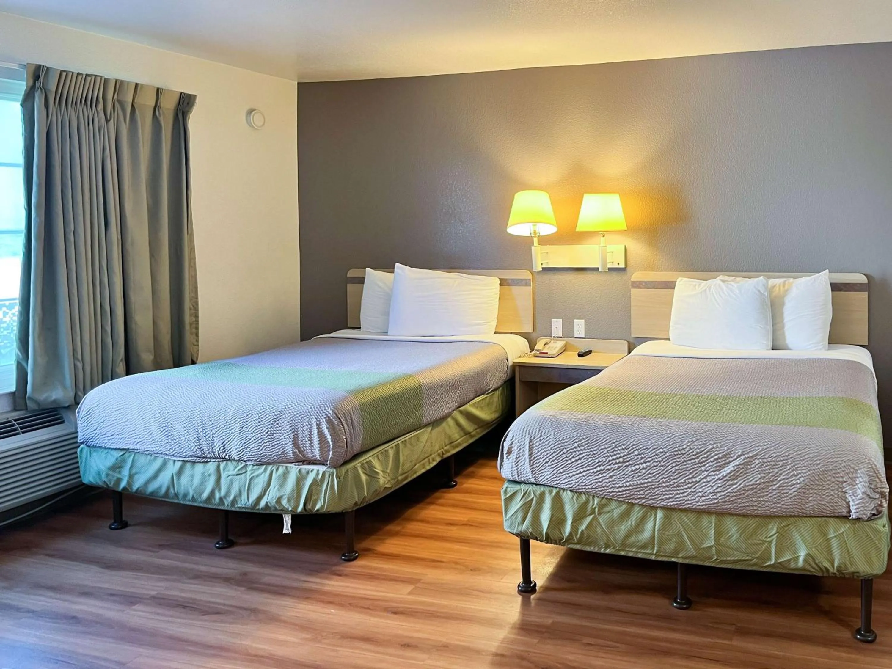 Bedroom, Bed in Studio 6 Belmont, CA San Francisco Redwood