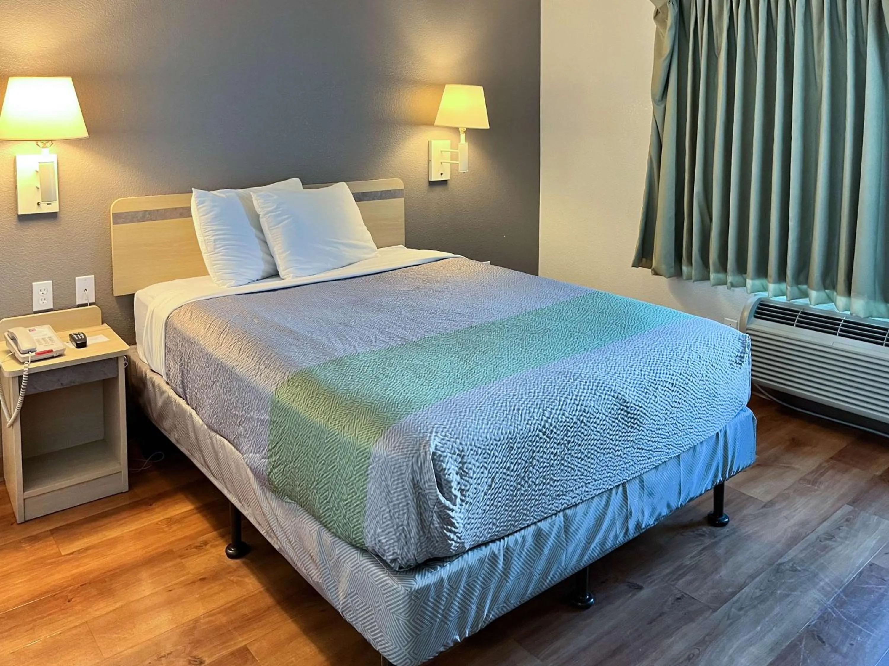 Bedroom, Bed in Studio 6 Belmont, CA San Francisco Redwood