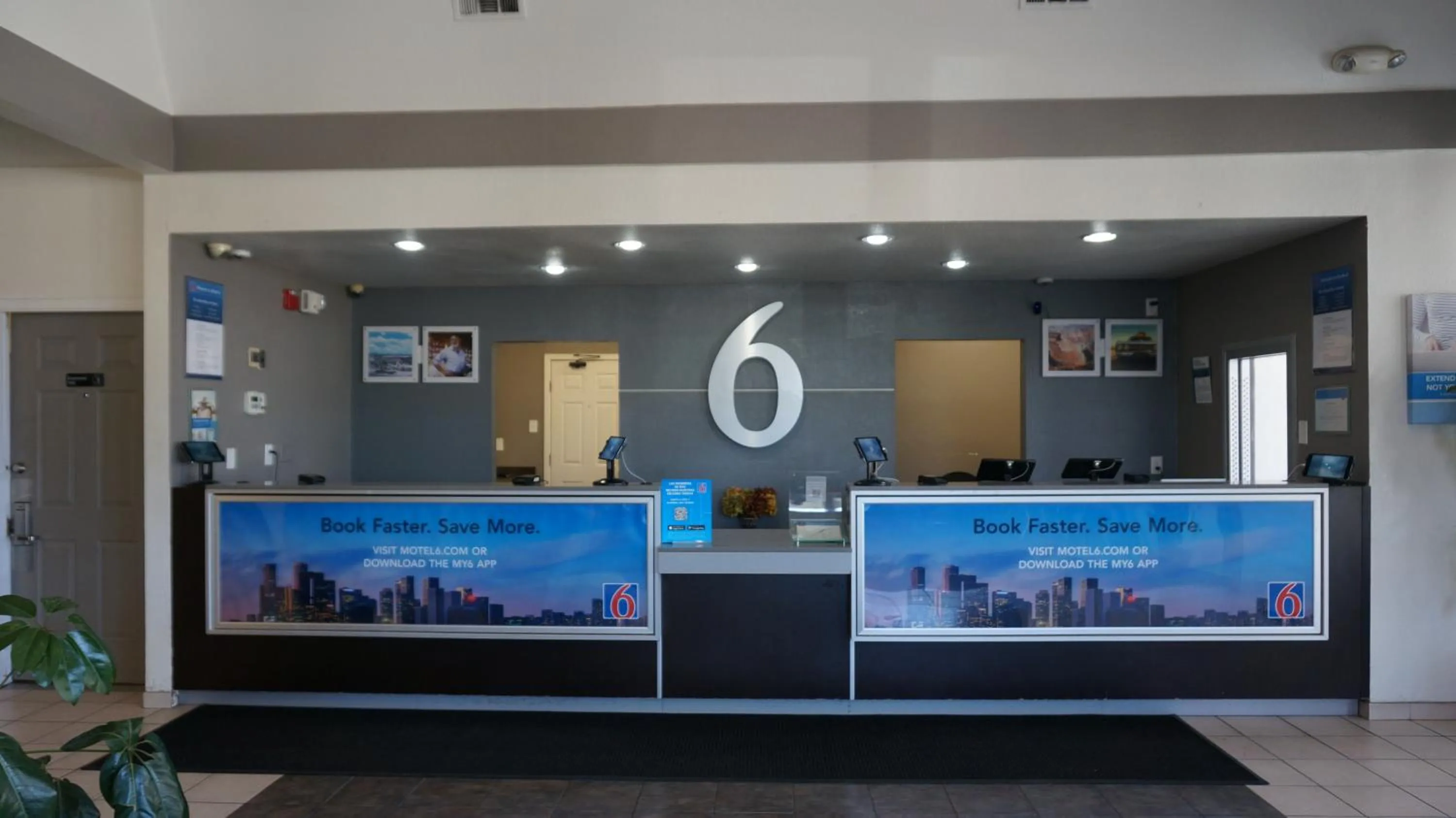 Lobby or reception in Studio 6 Belmont, CA San Francisco Redwood