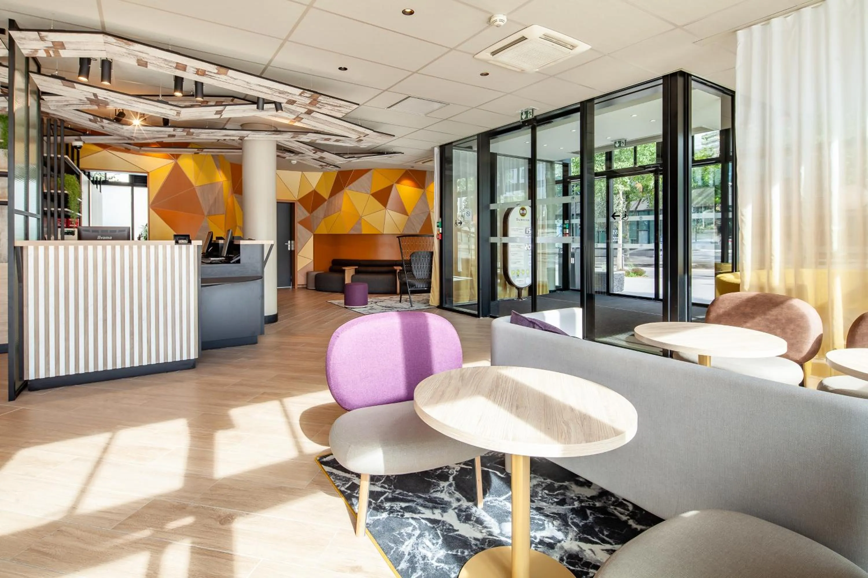 Lobby or reception in B&B HOTEL Paris Porte des Lilas
