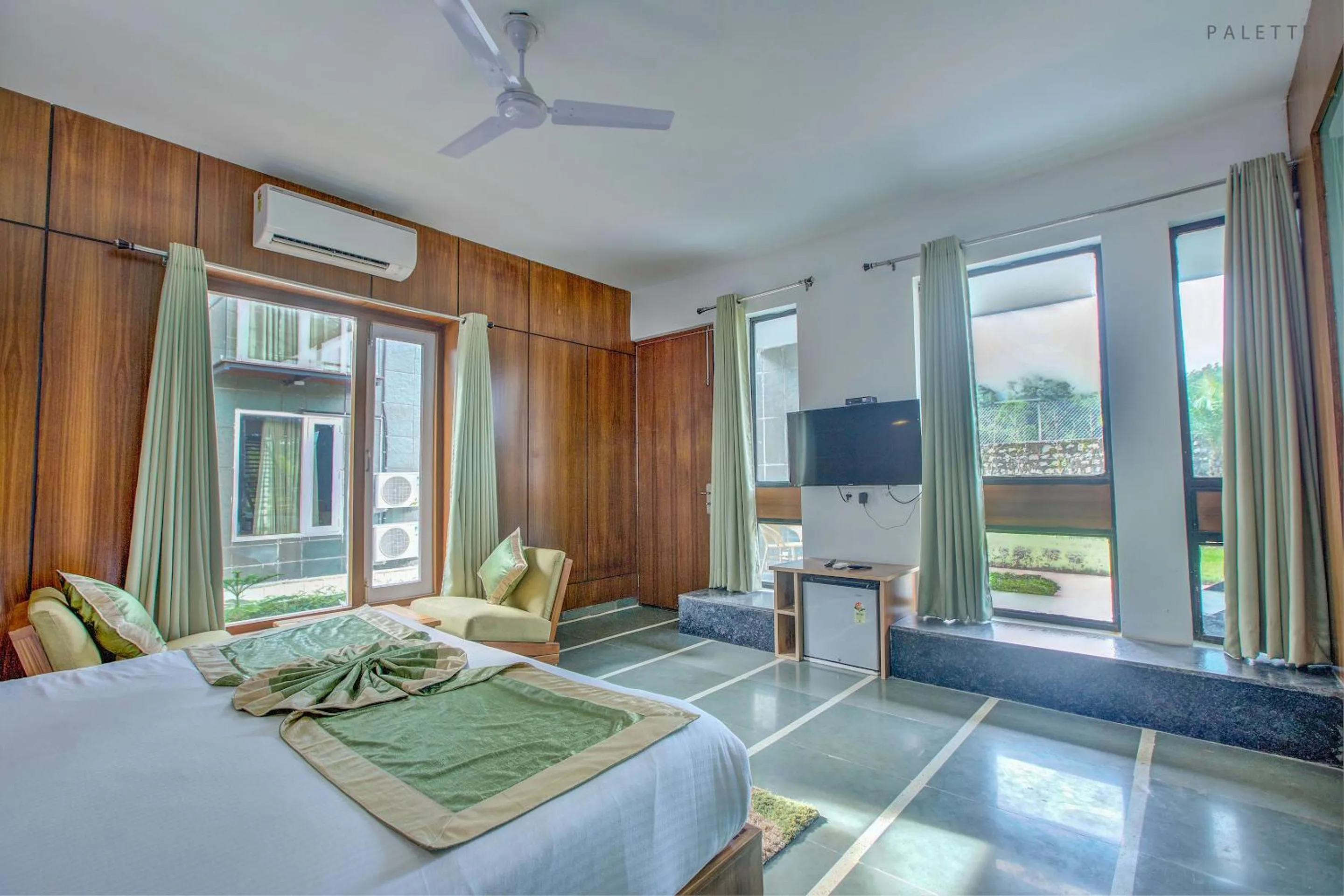 Communal lounge/ TV room, Bed in The Cloyster Resort and Spa