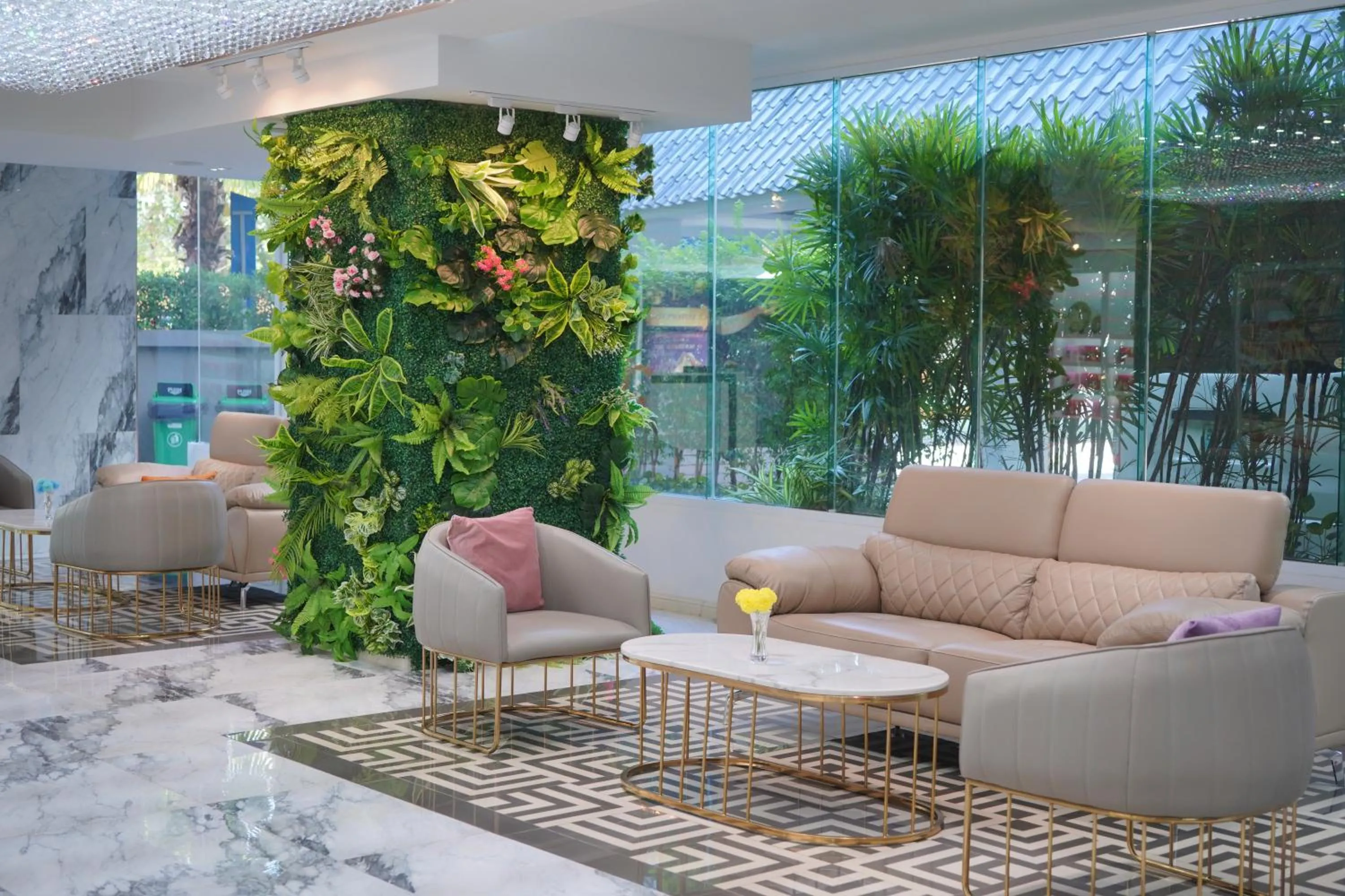 Communal lounge/ TV room in D Eco Wellness Center