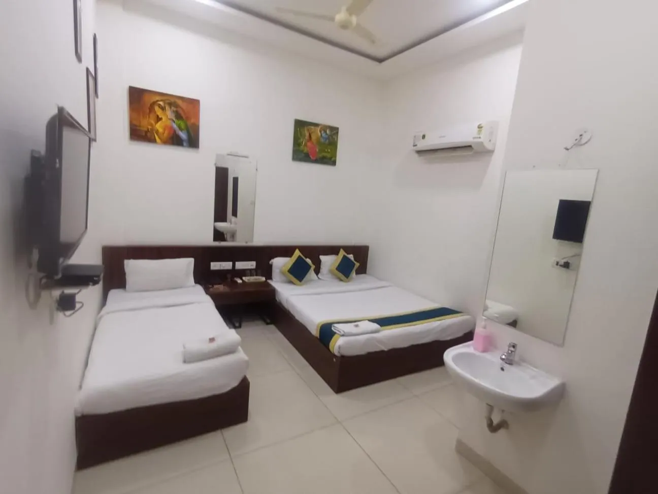 Bed in Hotel Lakshya Sheesh Mahal Indore