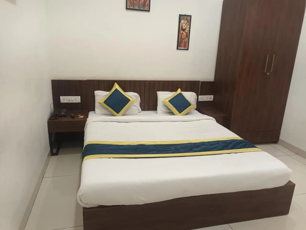 Bed in Hotel Lakshya Sheesh Mahal Indore