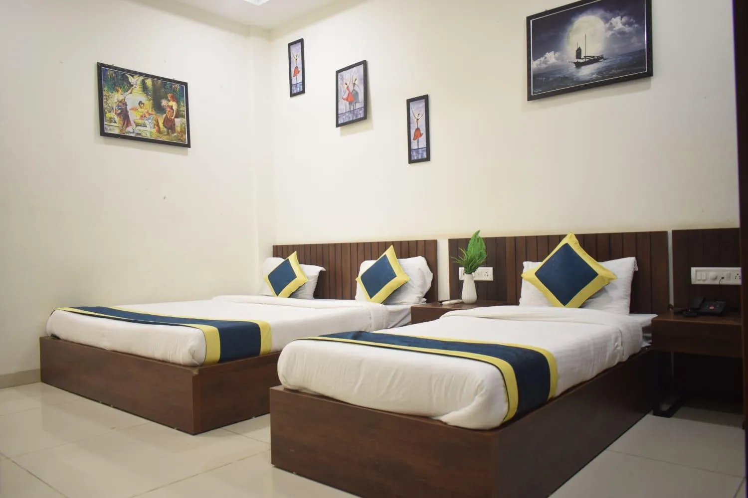 Bed in Hotel Lakshya Sheesh Mahal Indore