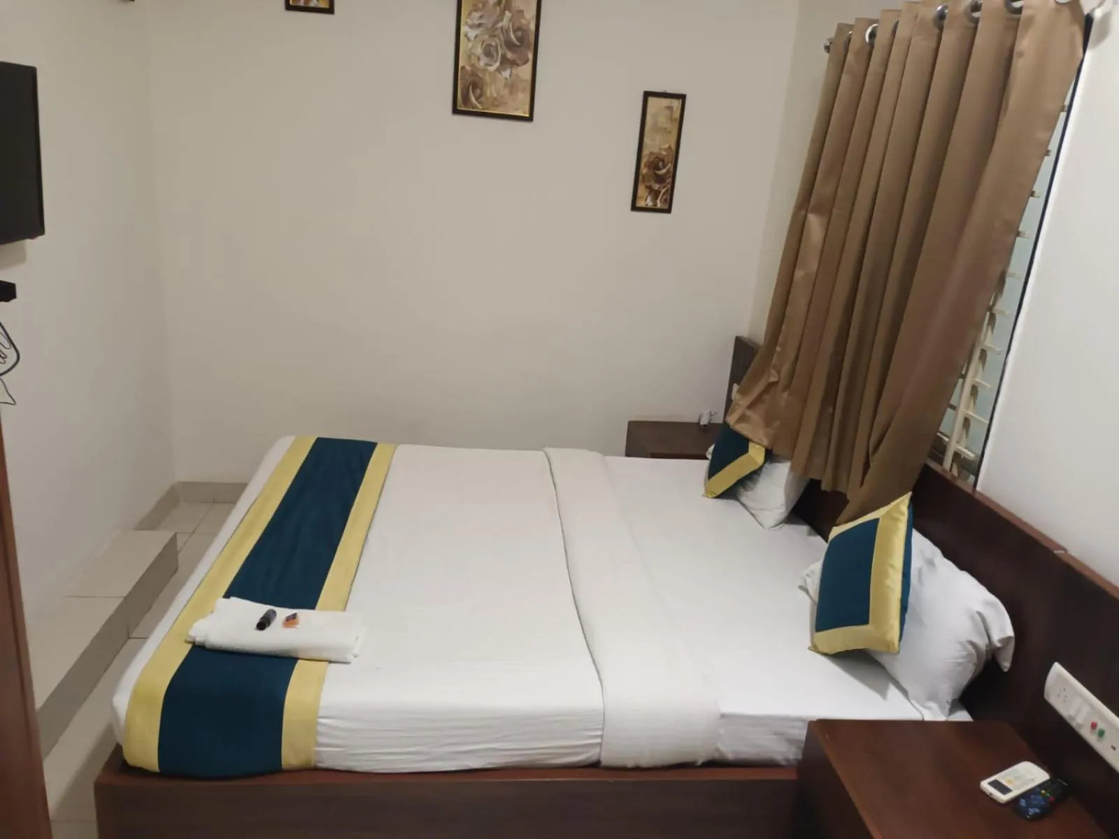 Bed in Hotel Lakshya Sheesh Mahal Indore