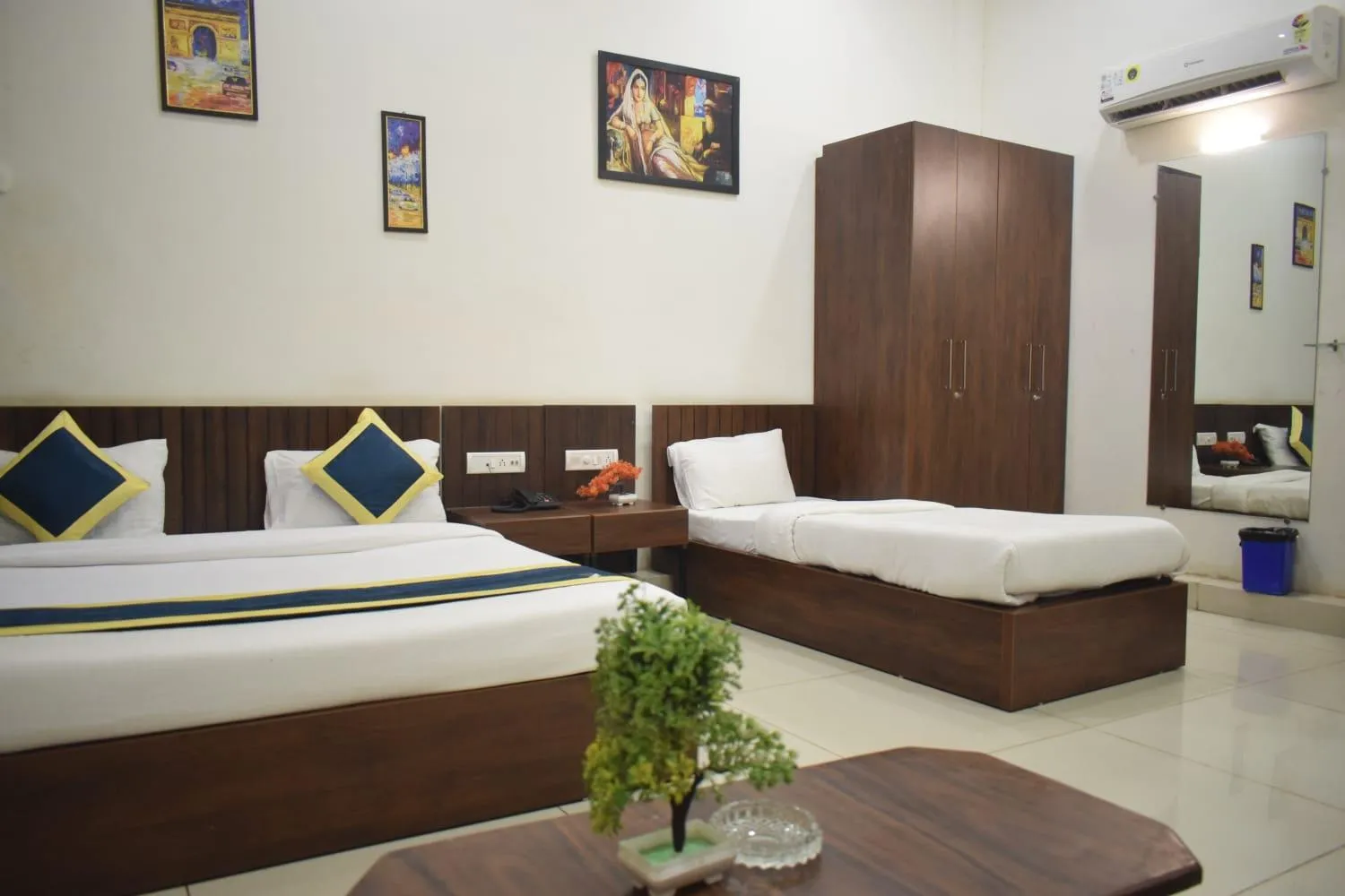 Bed in Hotel Lakshya Sheesh Mahal Indore