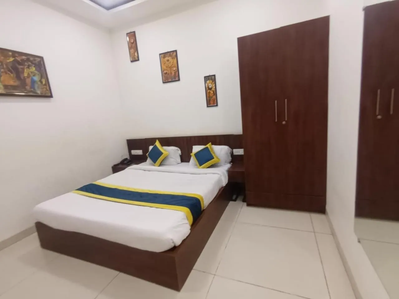 Bed in Hotel Lakshya Sheesh Mahal Indore