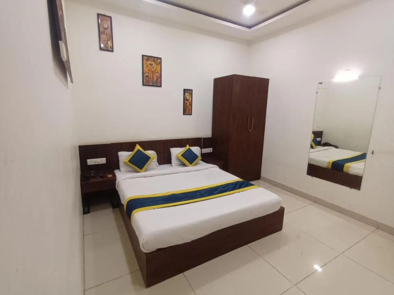 Bed in Hotel Lakshya Sheesh Mahal Indore