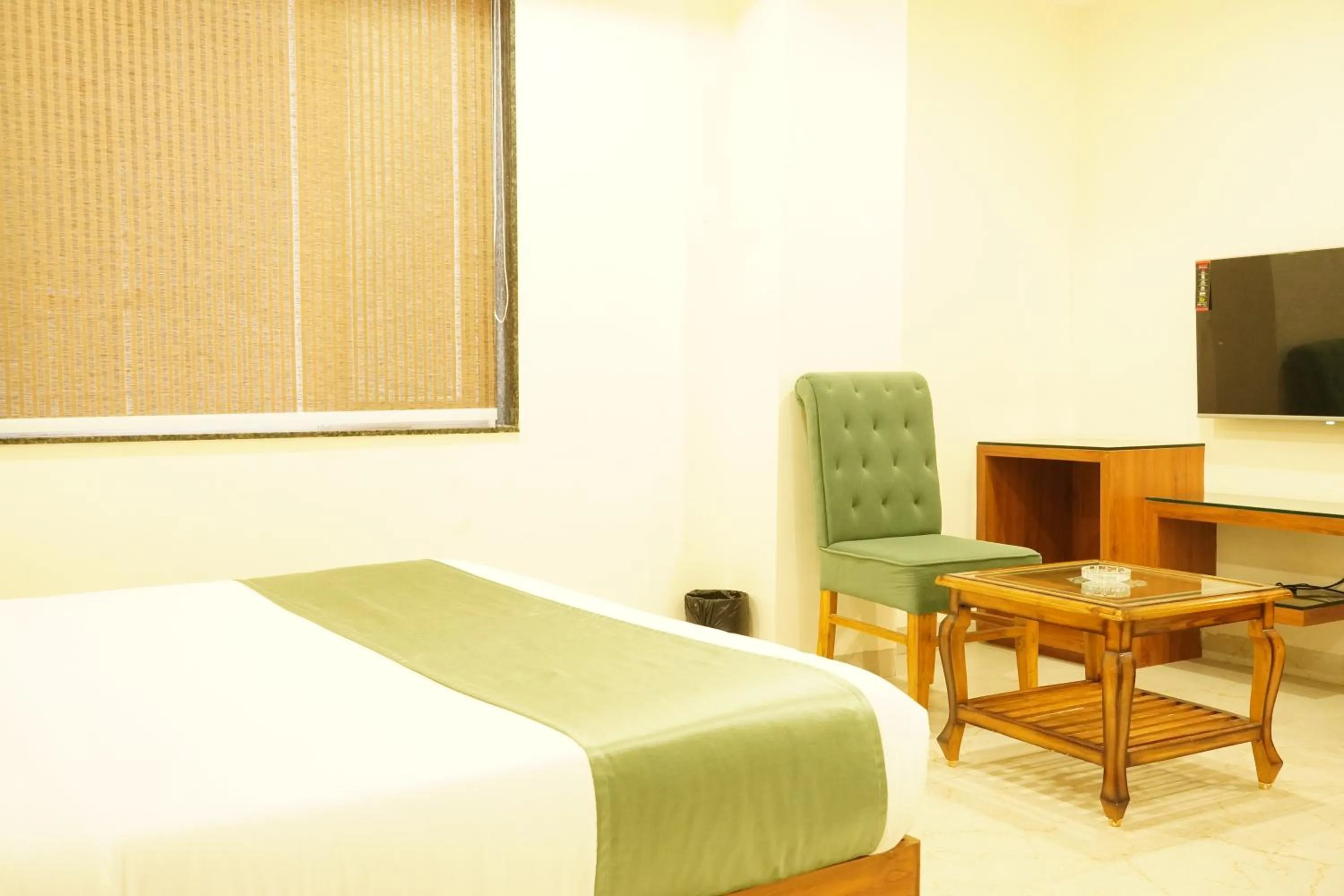 Communal lounge/ TV room, Bed in Hotel Heera Residency