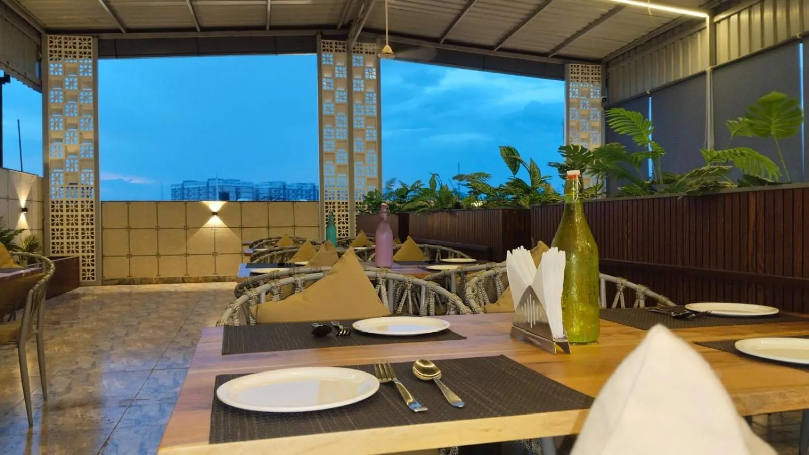 Restaurant/places to eat in Hotel Heera Residency