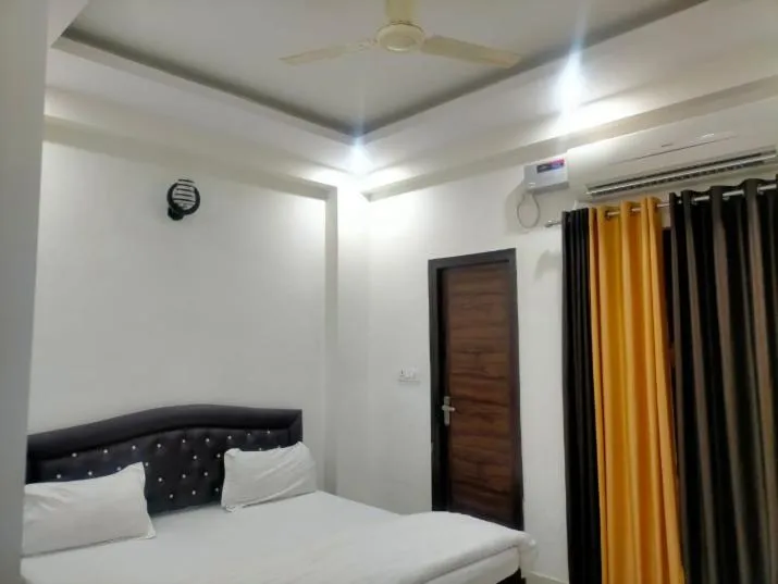 Bedroom, Bed in Krishna Cottage, Vrindavan