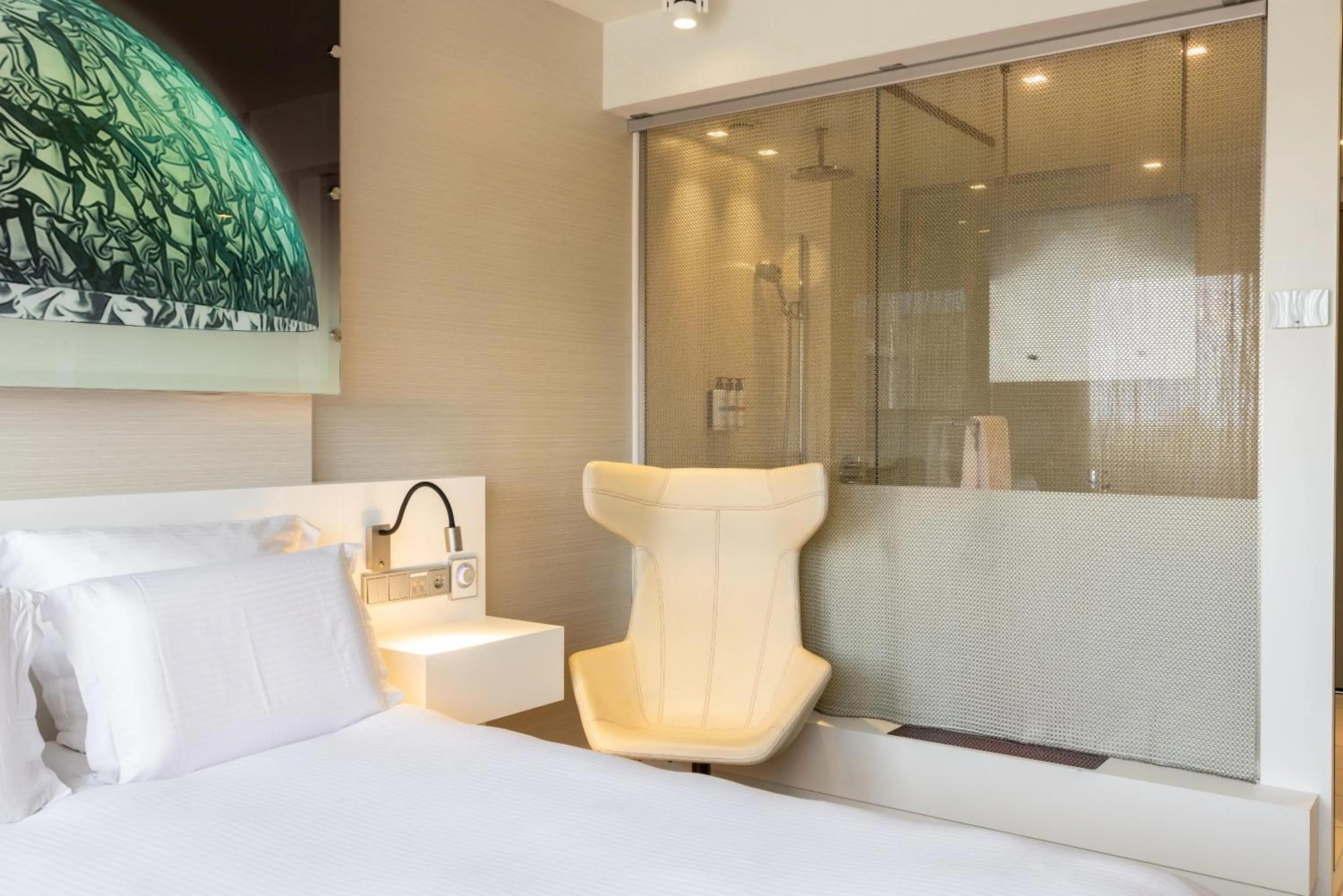 Bathroom, Bed in Pullman Eindhoven Cocagne