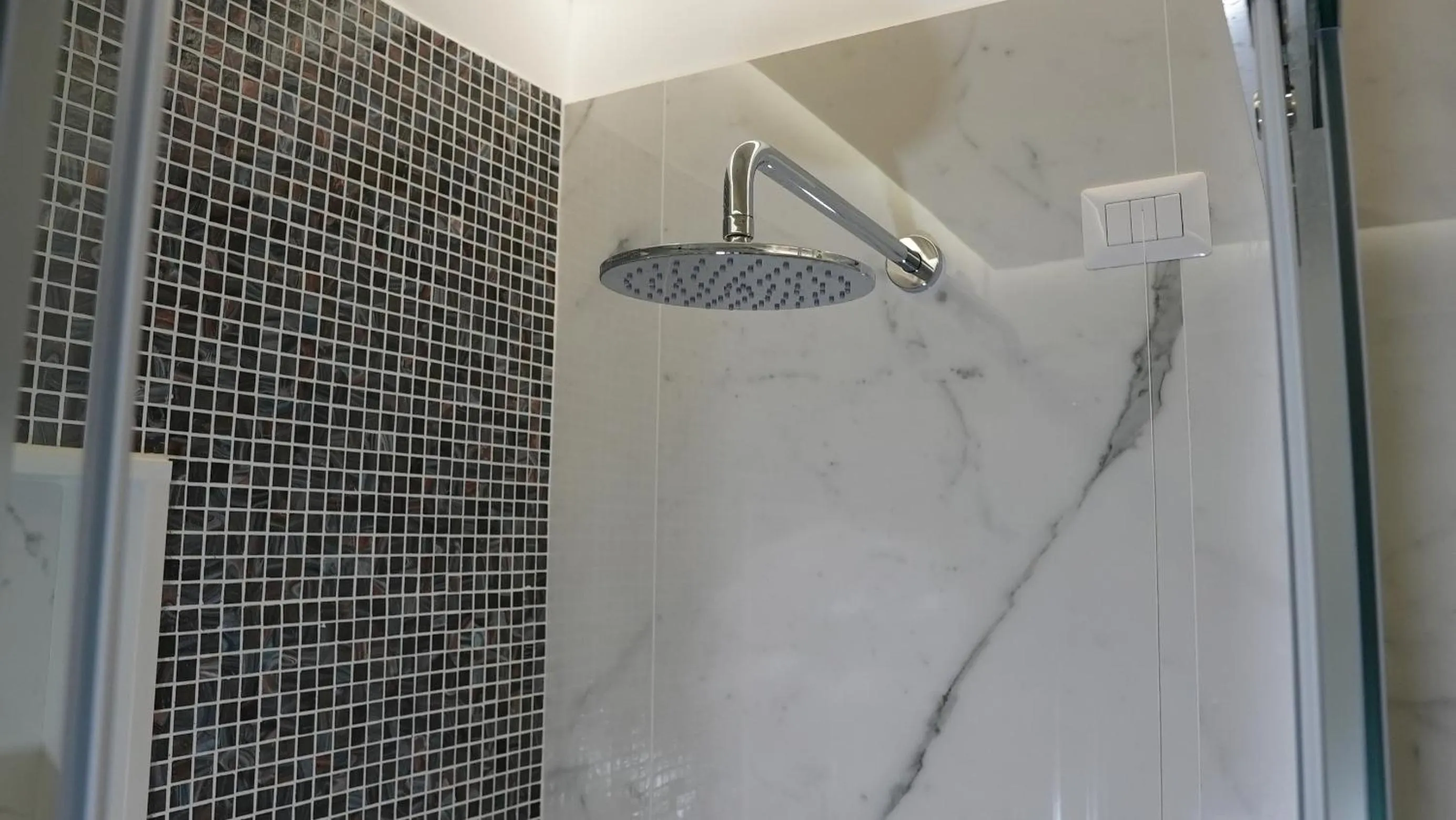 Shower in Hotel Eiffel