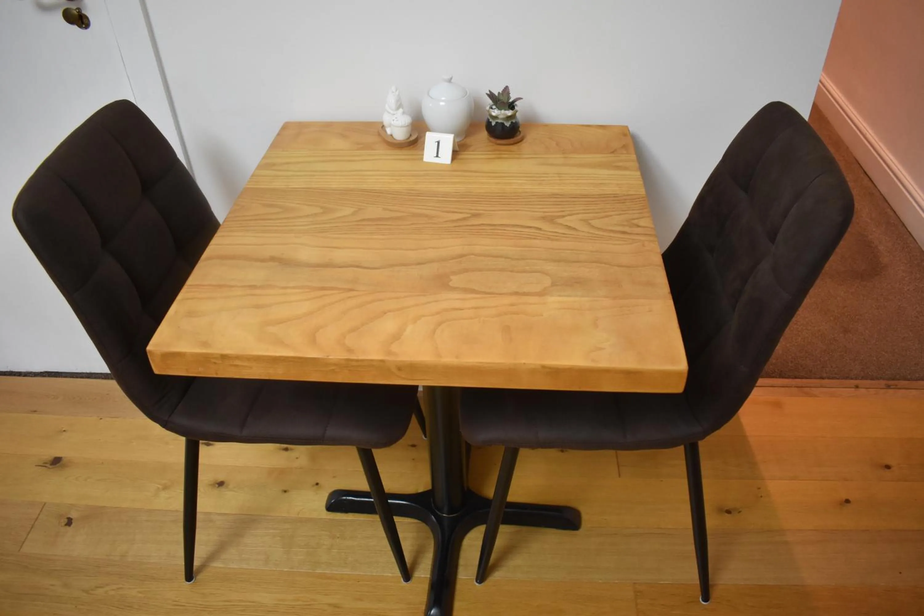 Dining area in Acorn Lodge