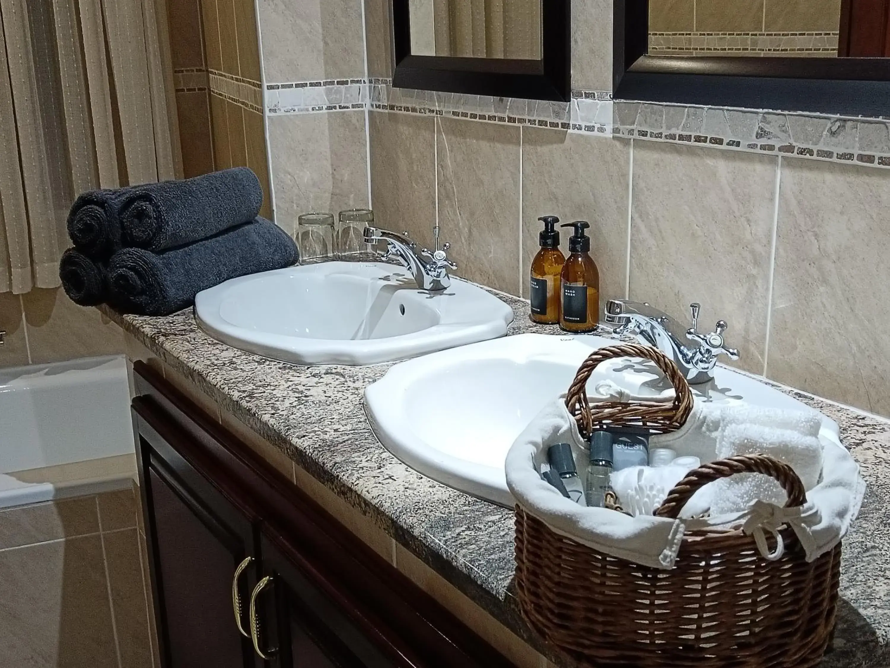 Double Room in Inkungu Lodge Double Room in Inkungu Lodge