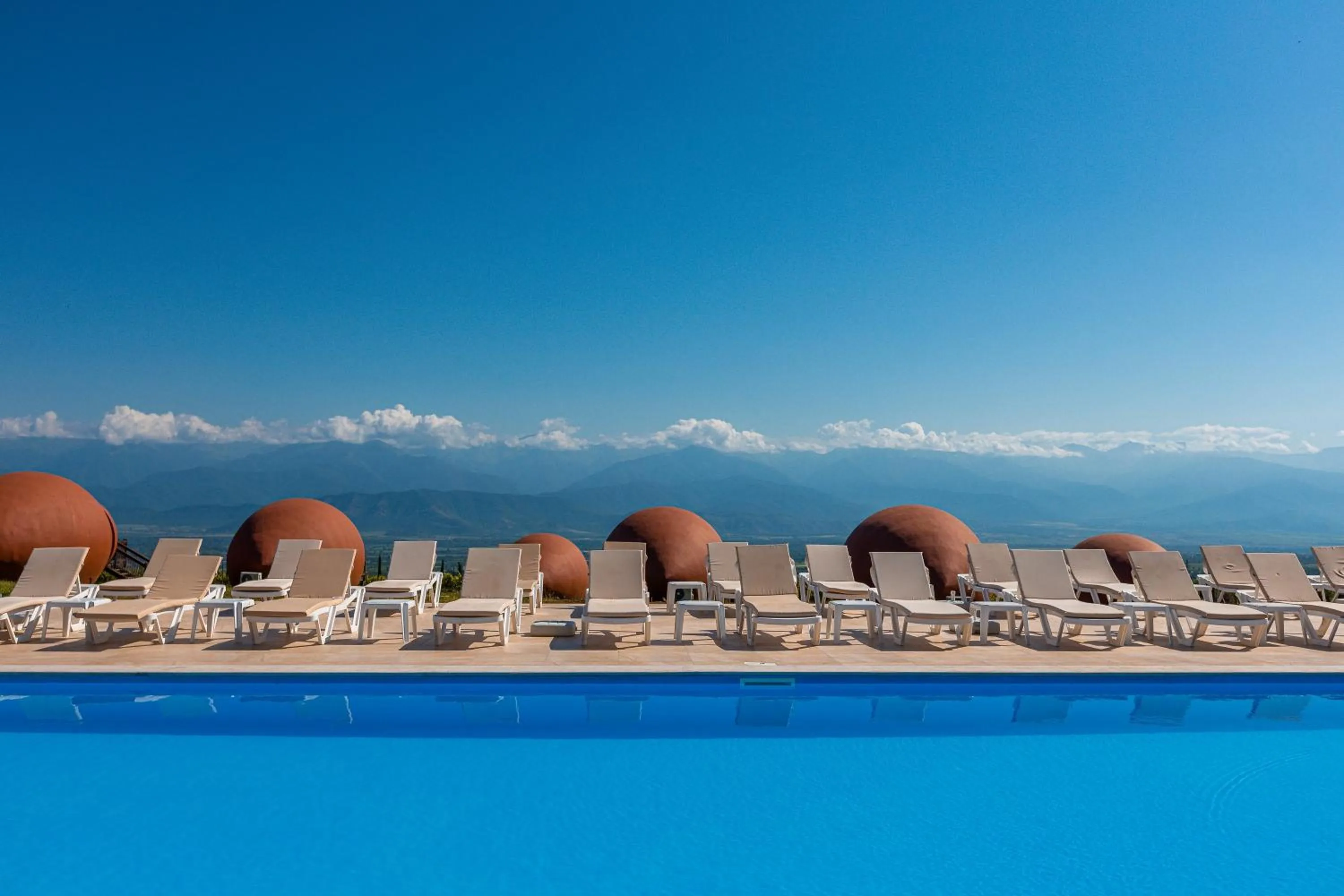 Swimming pool in Hotel Qvevrebi