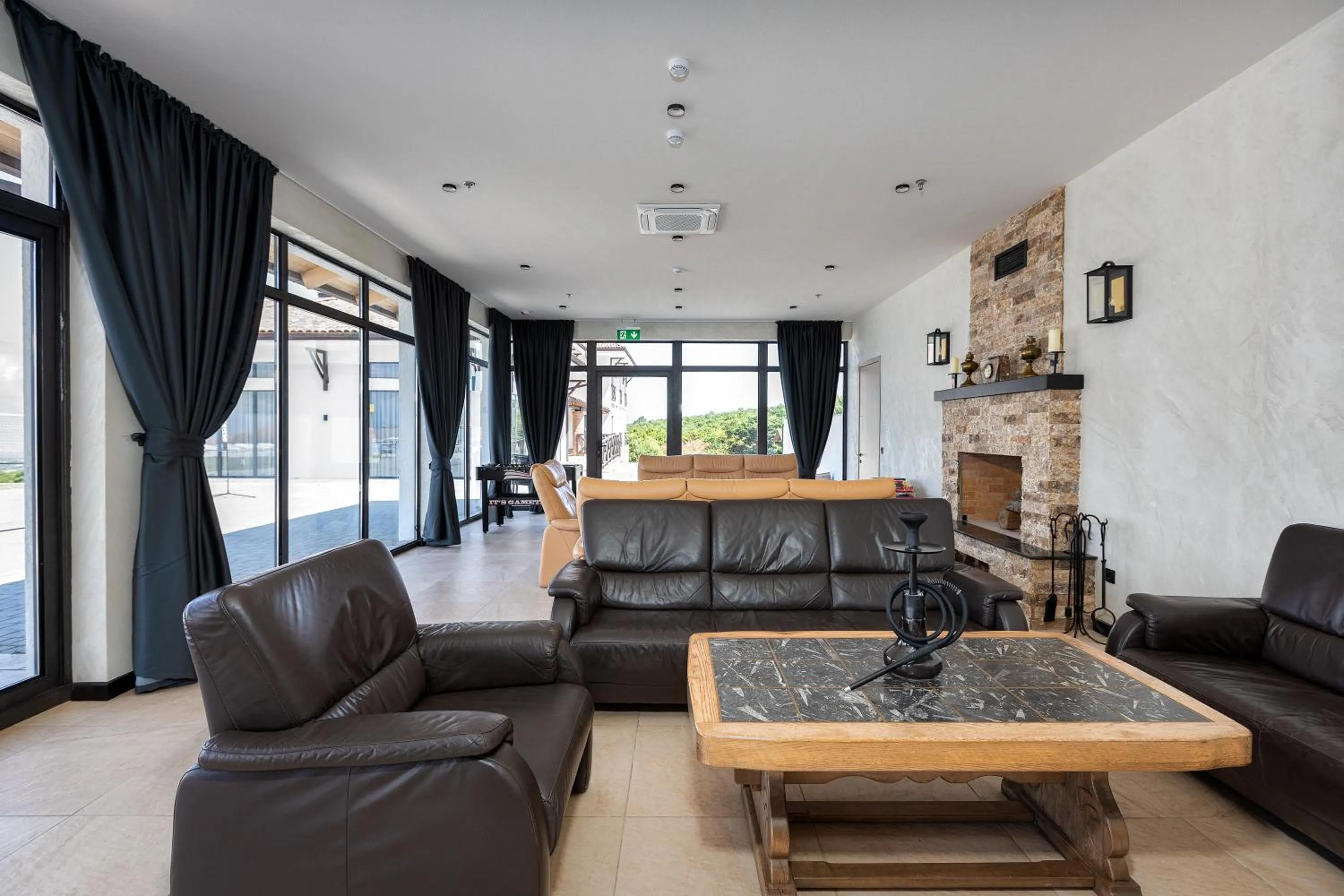 Communal lounge/ TV room in Hotel Qvevrebi