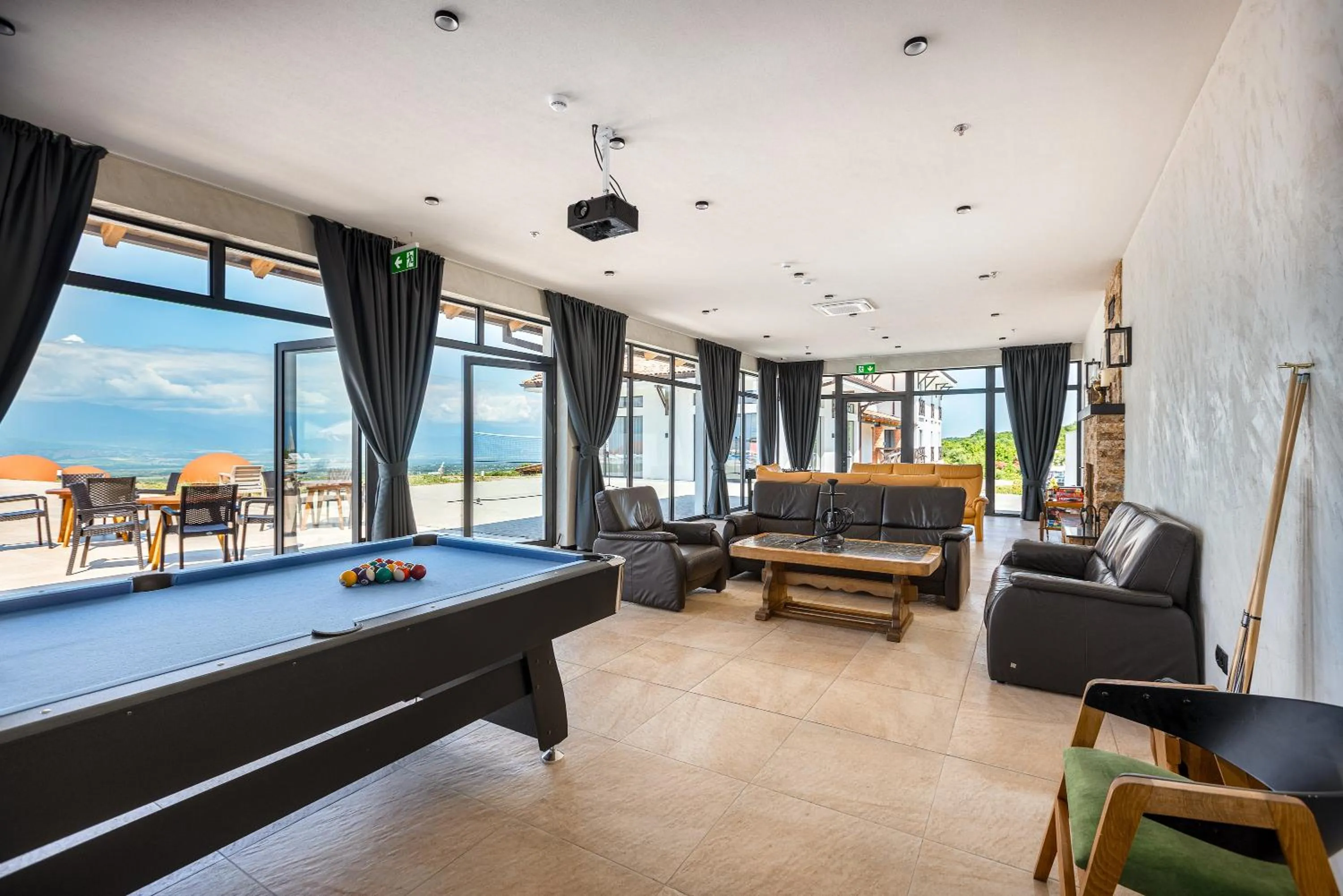 Communal lounge/ TV room in Hotel Qvevrebi