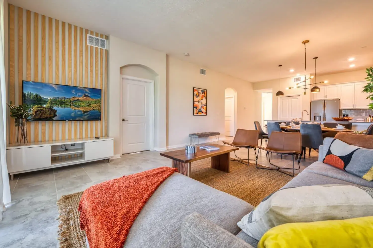 Chic Modern Condo - Spacious Mickey Bedroom Game Room Chic Modern Condo - Spacious Mickey Bedroom Game Room