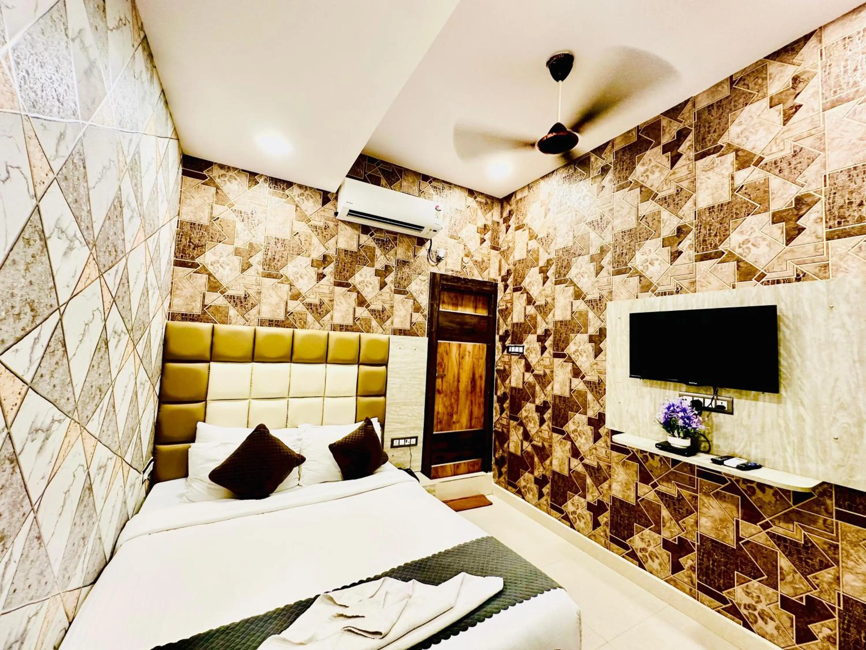 Property building, Bed in Hotel Sky International- Airport Zone Hyderabad