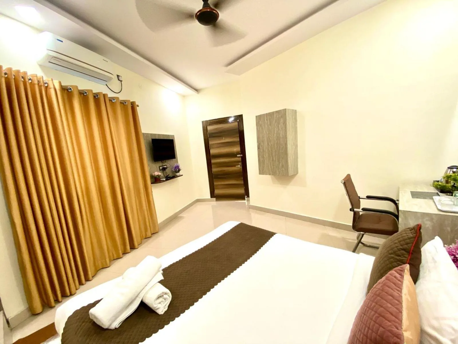 Property building, Bed in Hotel Sky International- Airport Zone Hyderabad