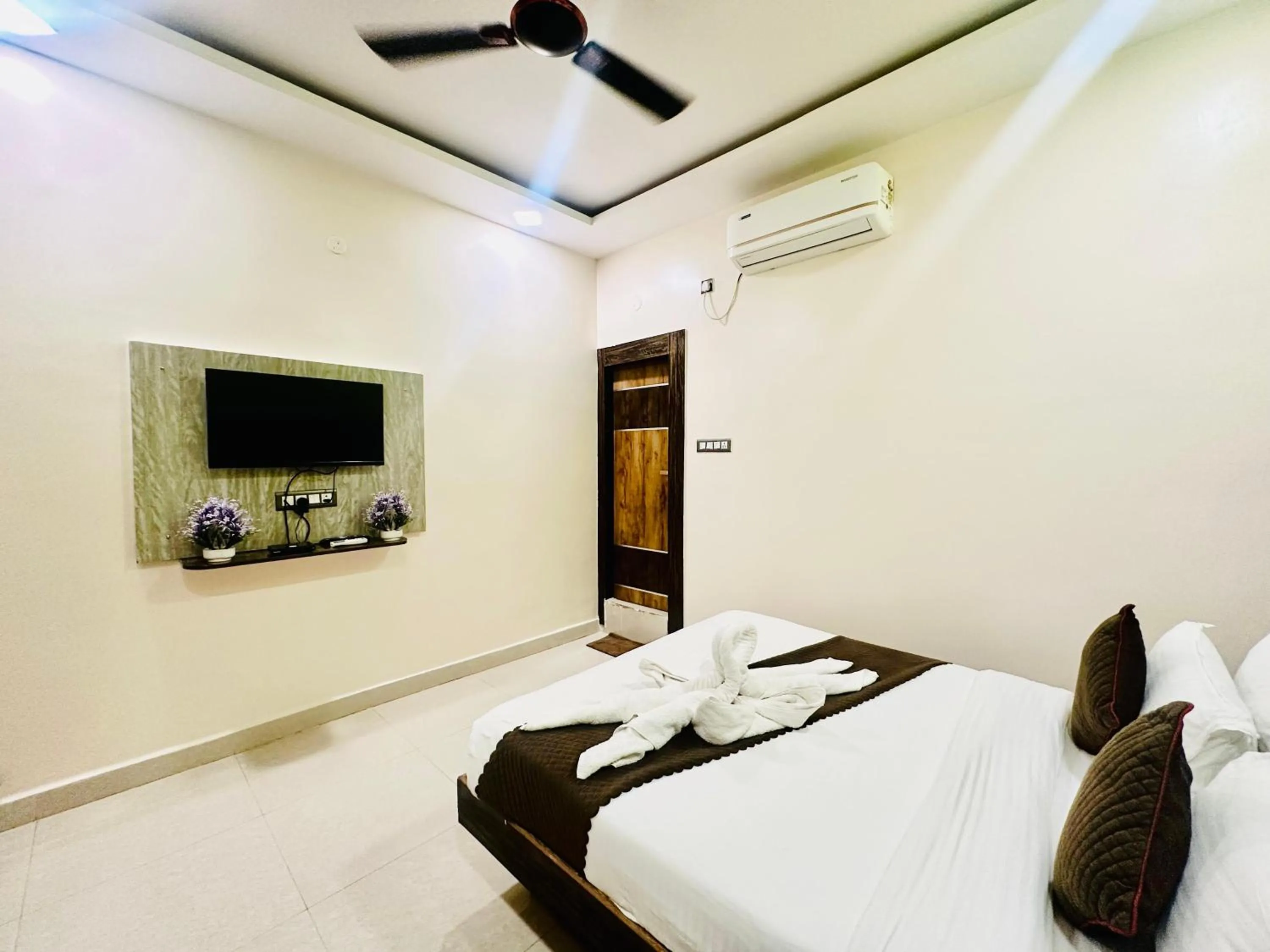 Property building, Bed in Hotel Sky International- Airport Zone Hyderabad