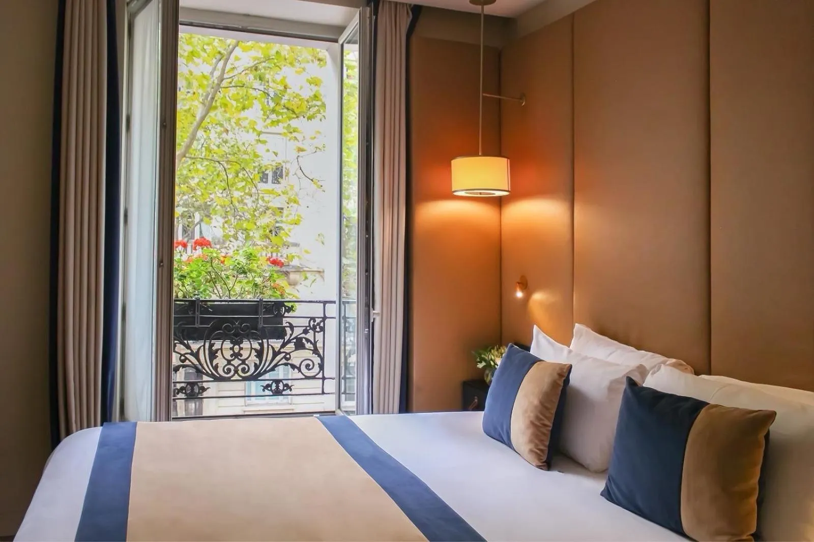Bedroom, Bed in Hôtel La Bourdonnais by Inwood Hotels