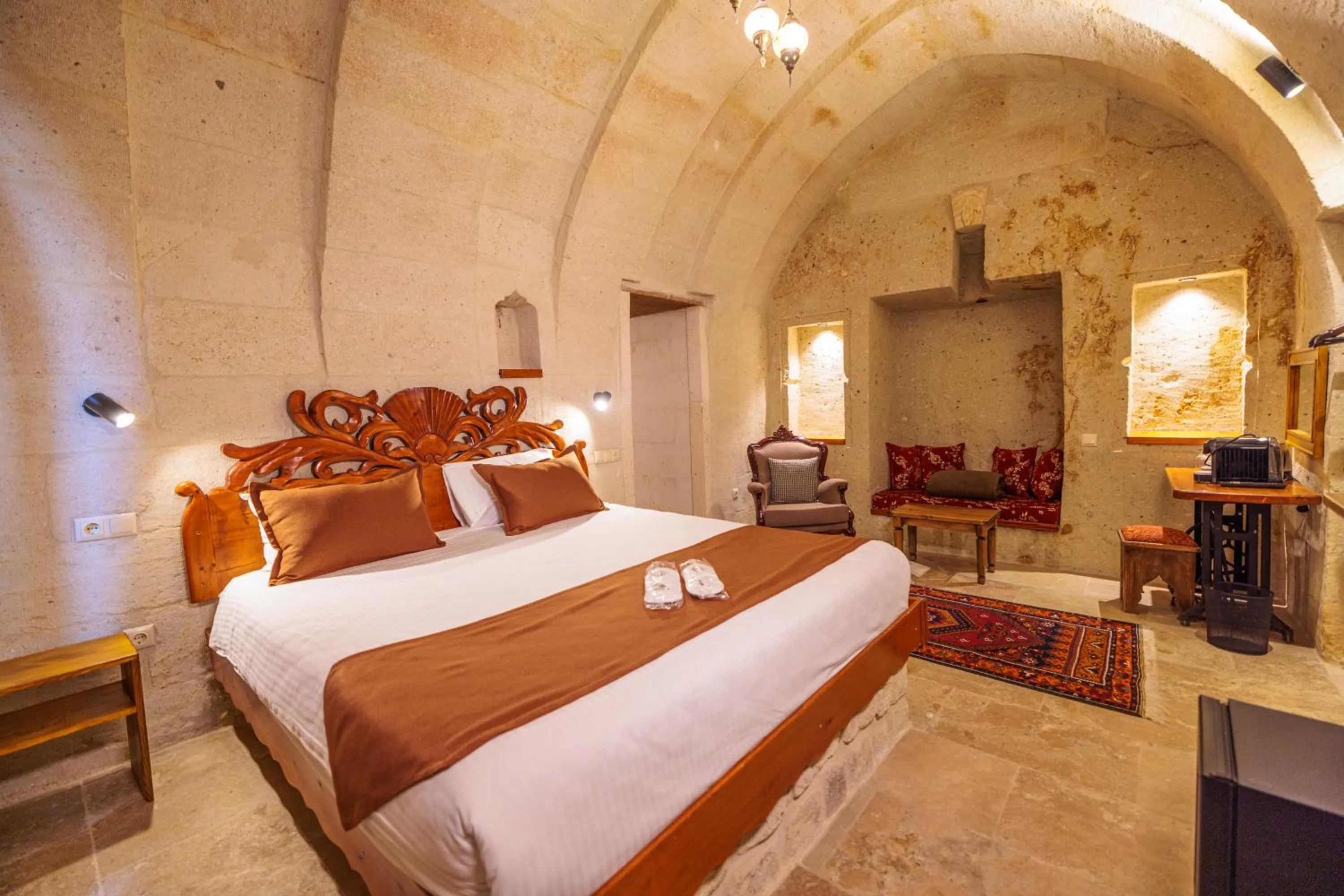 Photo of the whole room, Bed in Canyon Cave Hotel